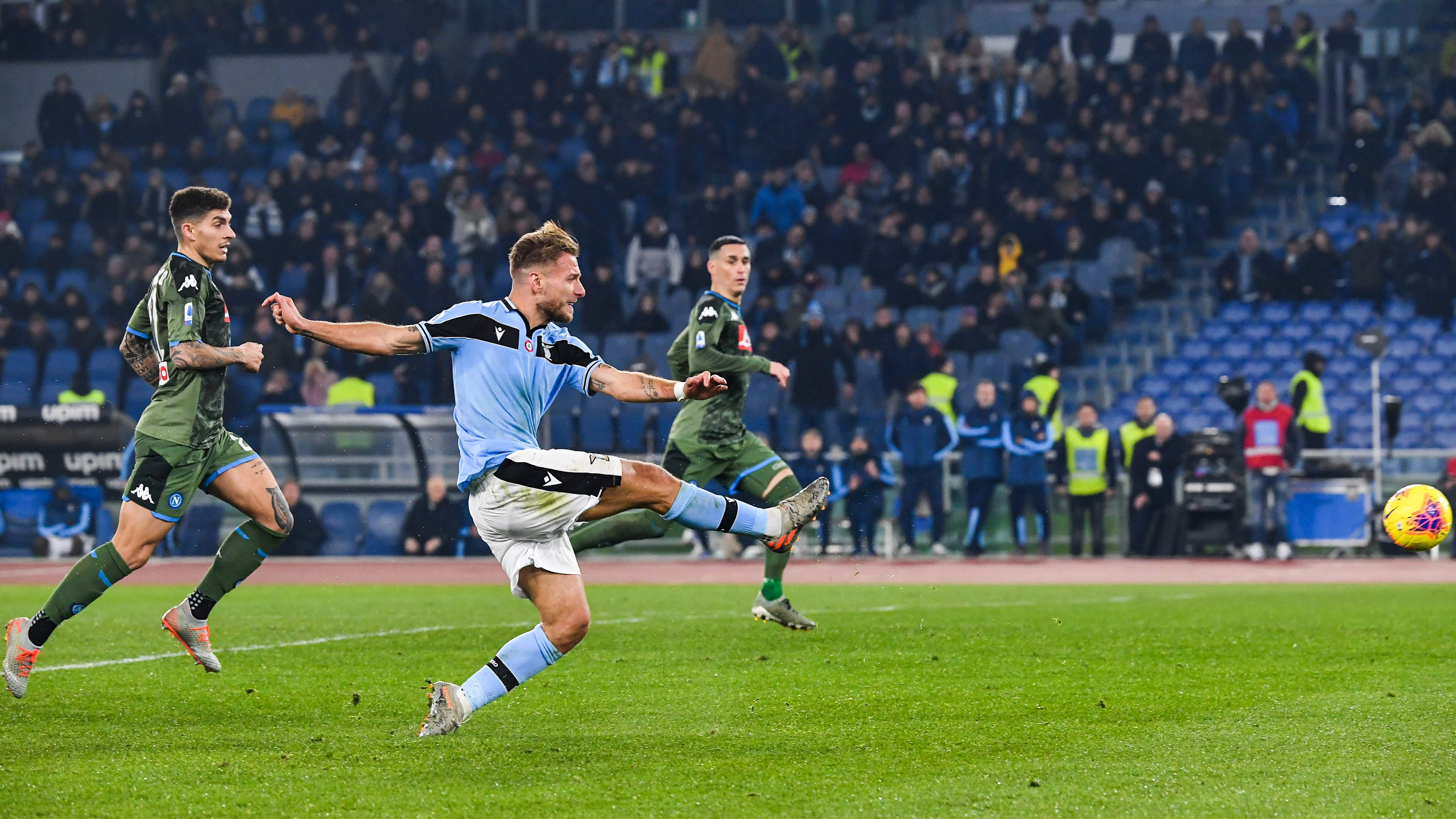 Penyerang Lazio Ciro Immobile melepaskan tendangan dalam laga Serie A kontra Napoli.