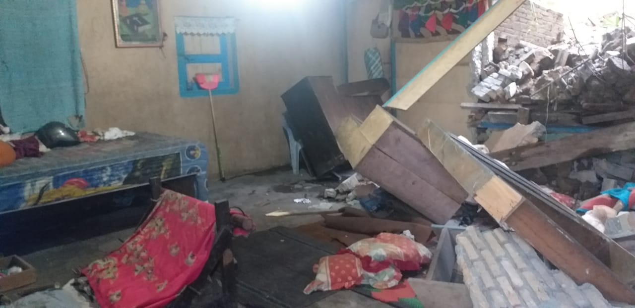  rumah milik Kisar Bangun Lumbantobing di Desa Aek Siansimun, Tarutung rusak akibat longsor dan menewaskan Limber Lumbantobing.