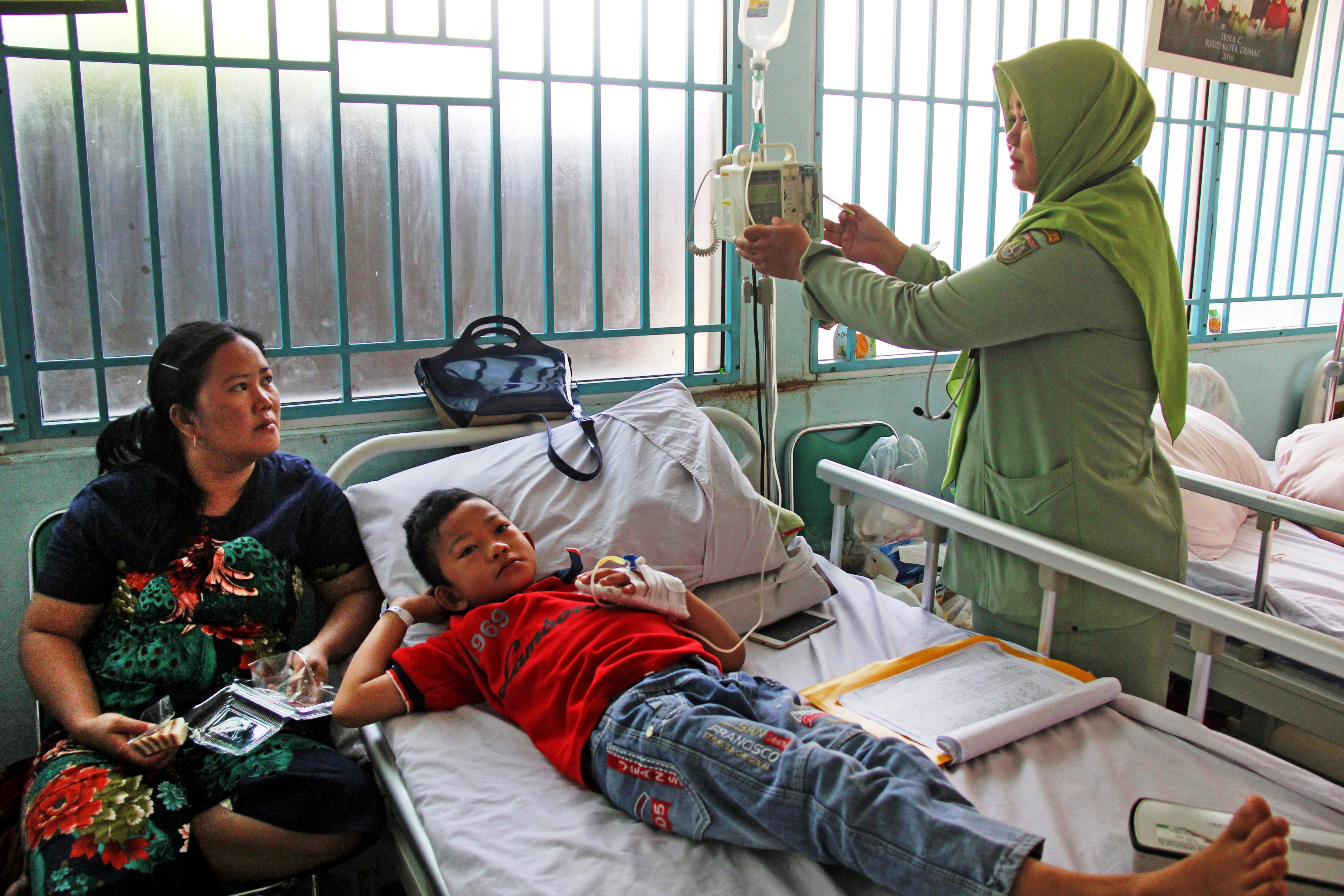 Seorang anak penderita DBD sedang dirawat.