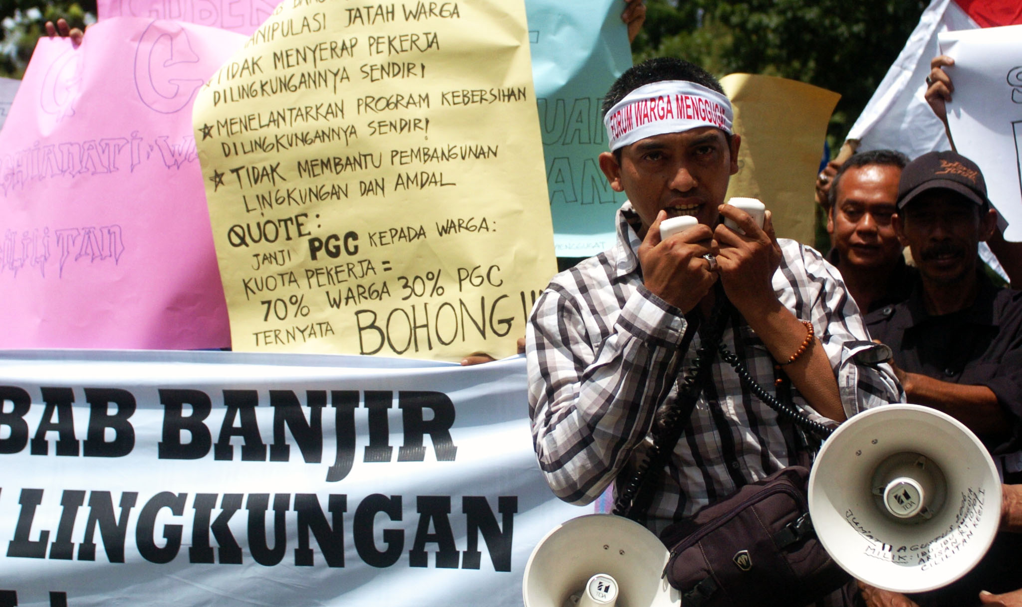 Warga Cililitan, Kramatjati, Jakarta Timur, memprotes Pemprov DKI Jakarta pada Desember 2012 lalu karena daerahnya kerap digenangi banjir.