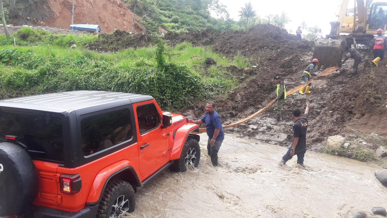 Mobil dinas mewah bupati Karanganyar nyangkut di sungai