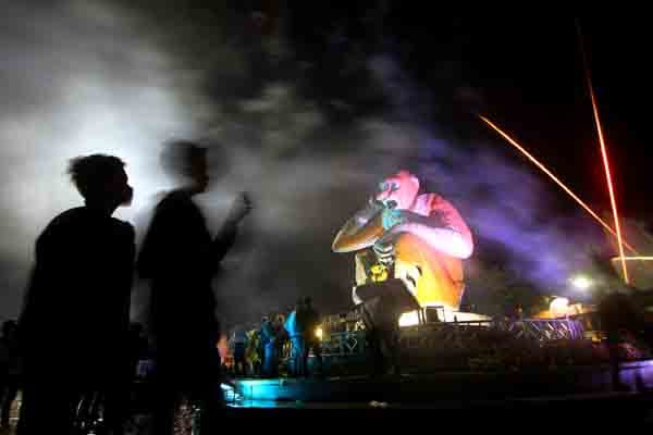 Sejumlah warga menikmati suasana malam pergantian tahun di kawasan Patung Bekantan, Banjarmasin.