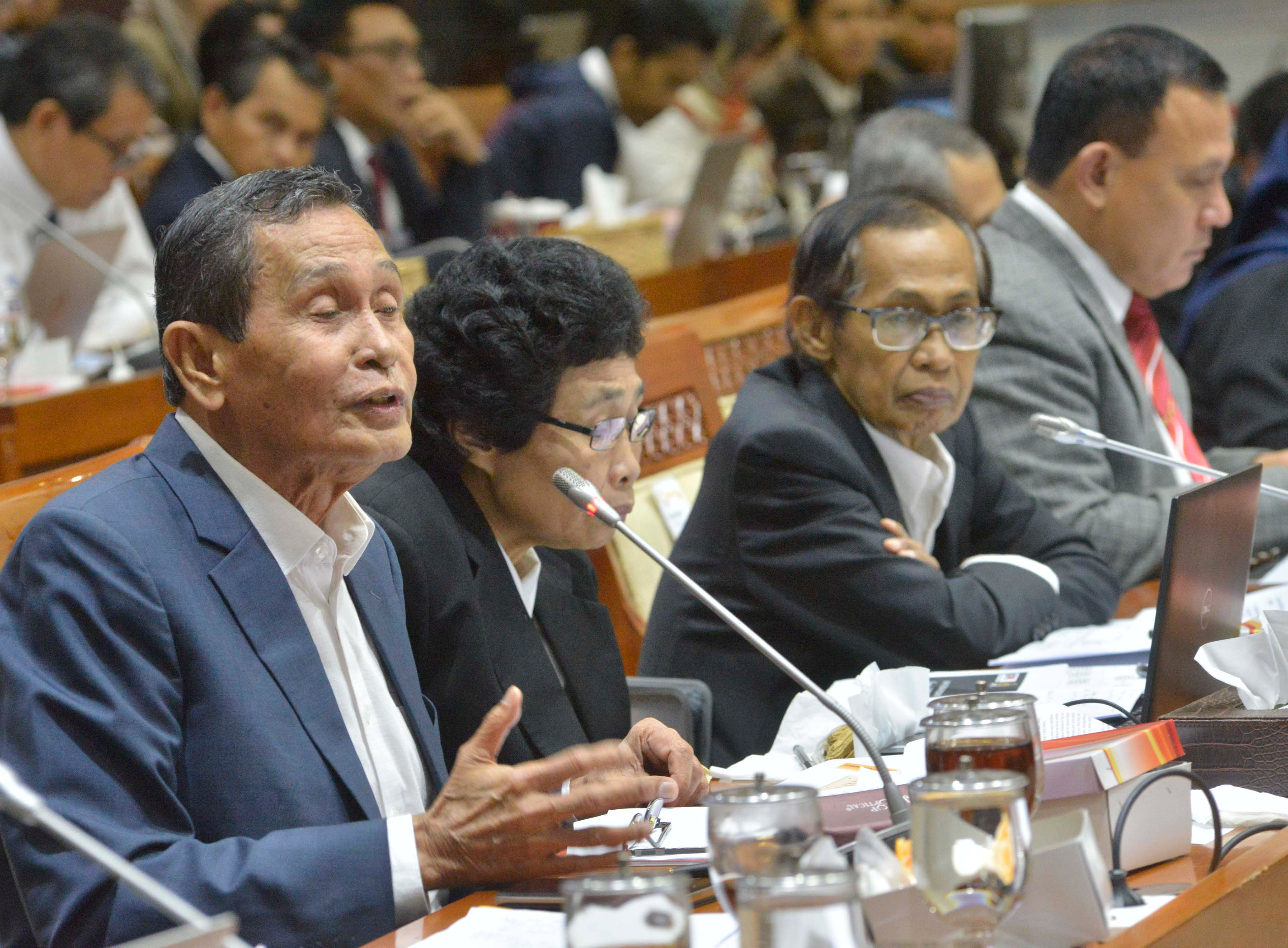 (Dari kiri) Ketua Dewan Pengawas KPK Tumpak Panggabean, anggota dewas Albertina Ho dan Artidjo Alkostar, serta Ketua KPK Firli Bahuri