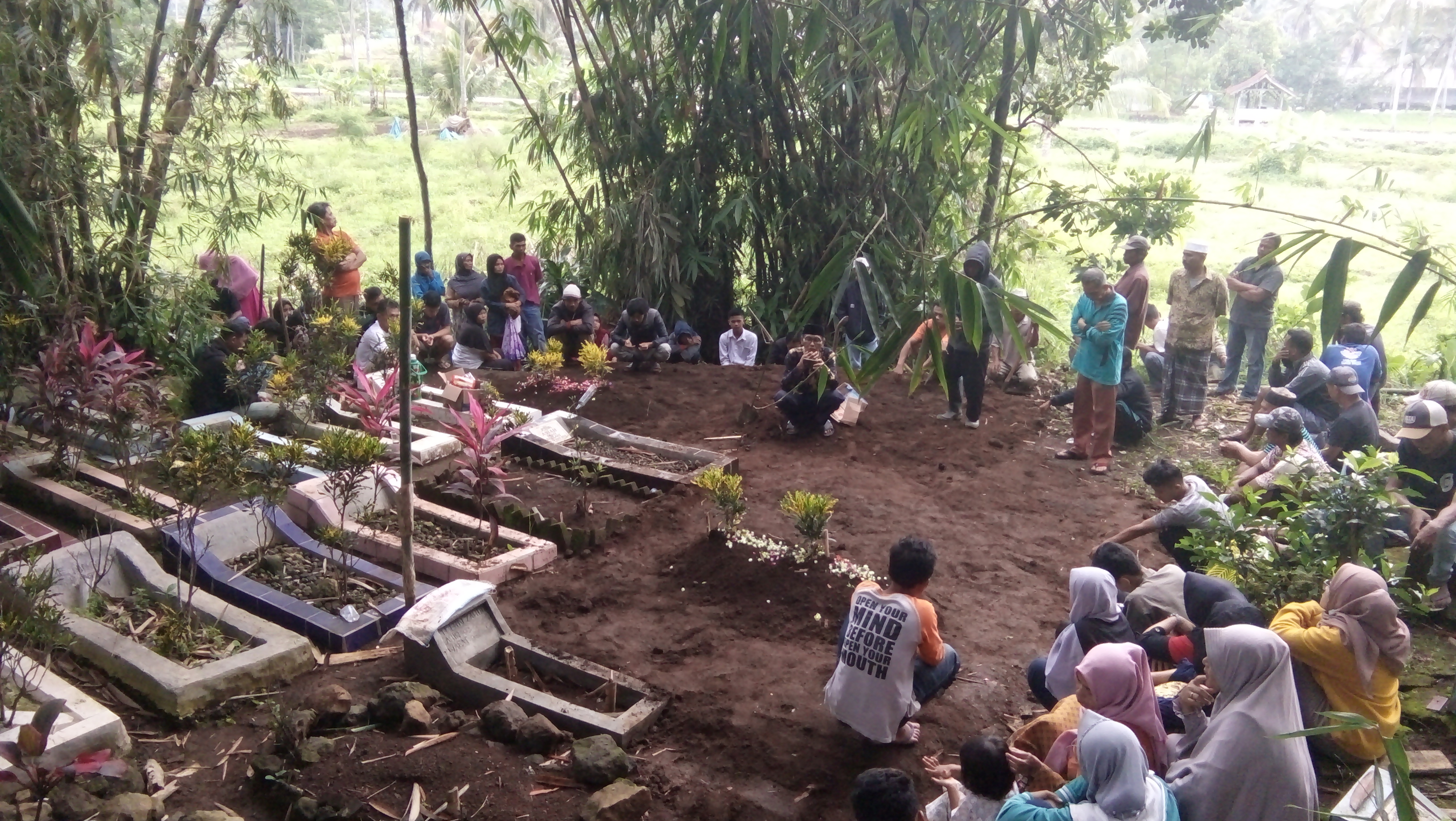 Pemakaman Tedi dan Yudi korban miras oplosan di Desa Selawangi, Kecamatan Sariwangi, Kabupaten Tasikmalaya, Kamis (23/1/2020).