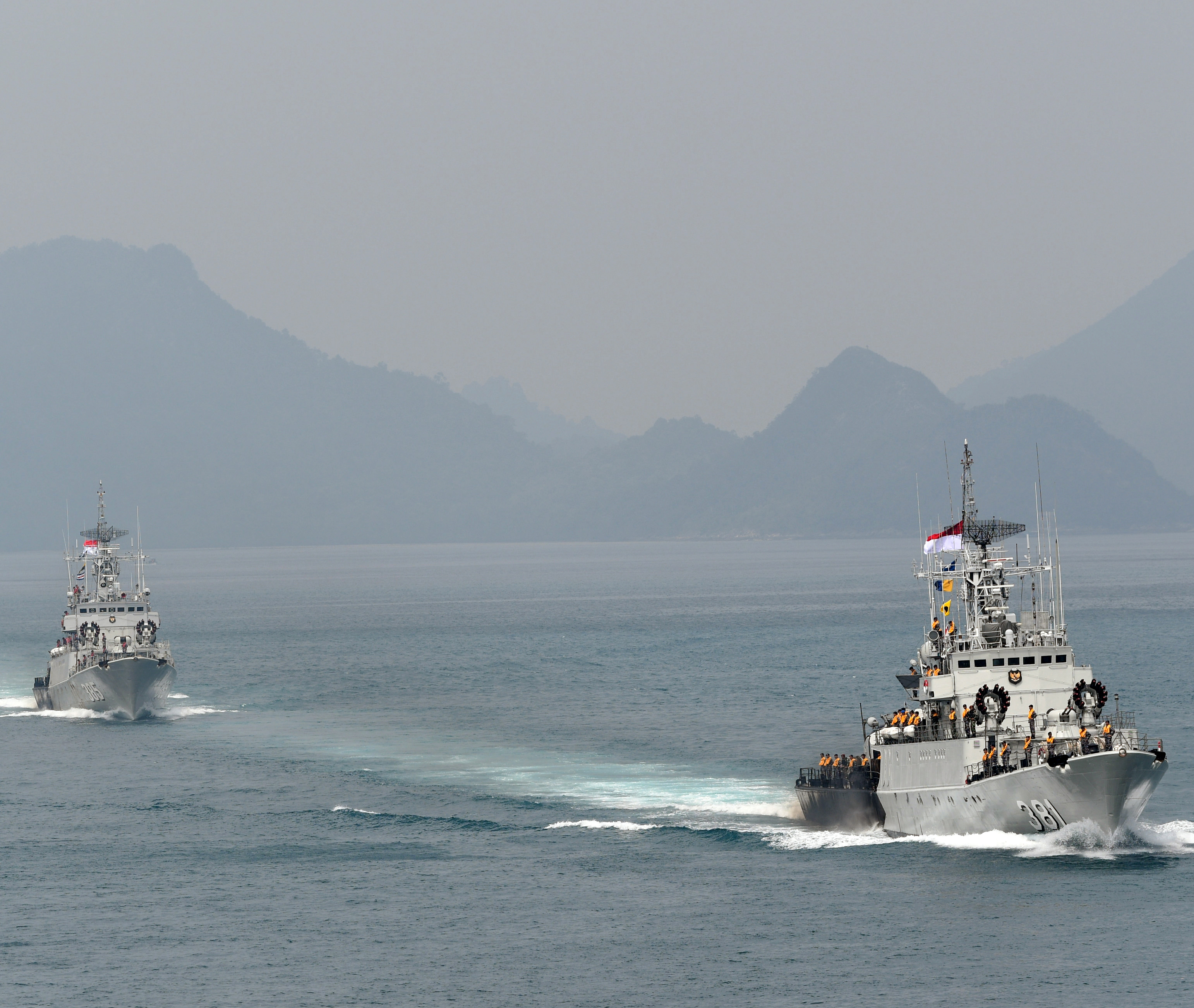 Kapal TNI di laut Natuna