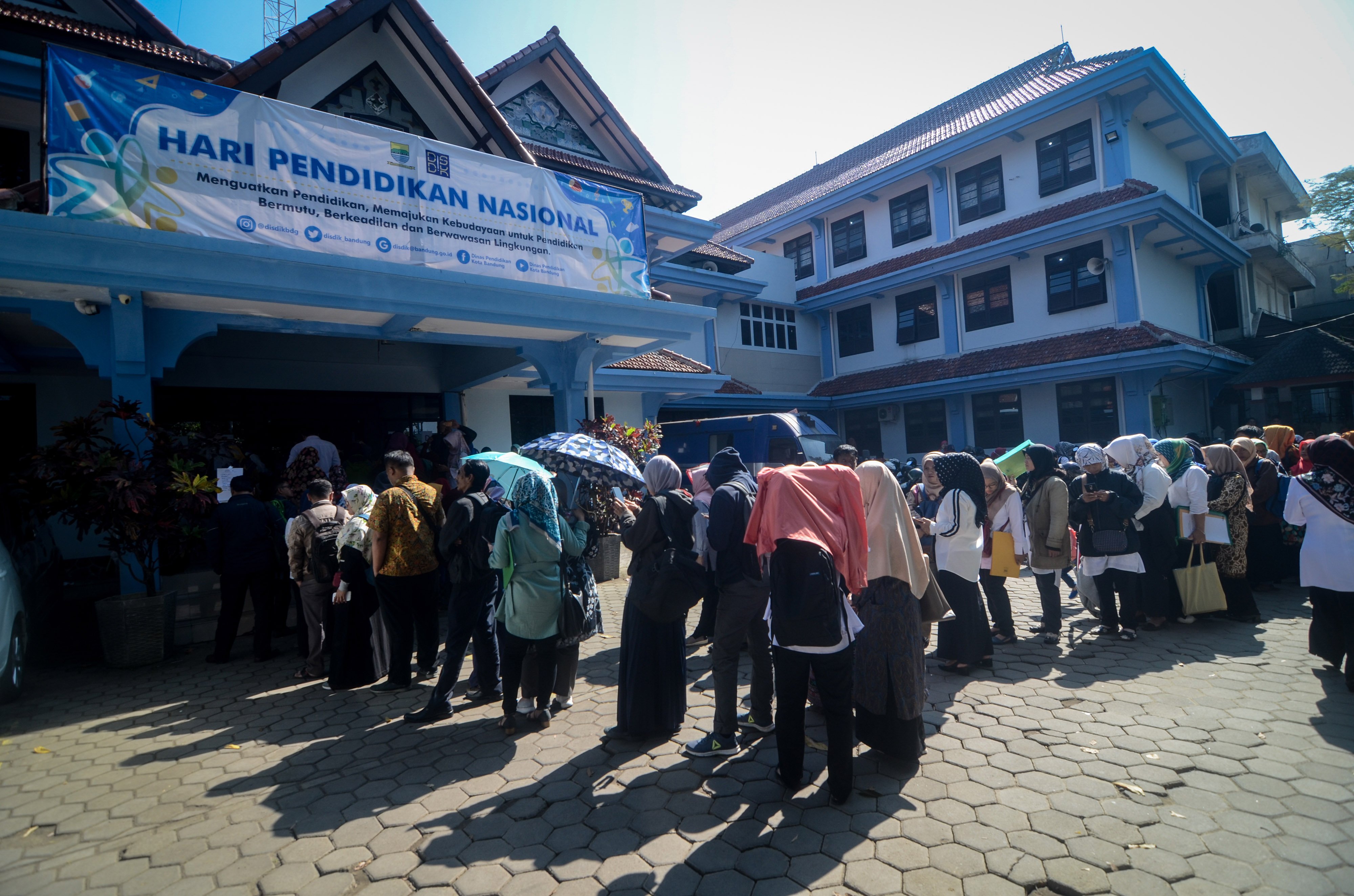 Guru Hnorer mengantre di Dinas Pendidikan Kota Bandung untuk verifikasi