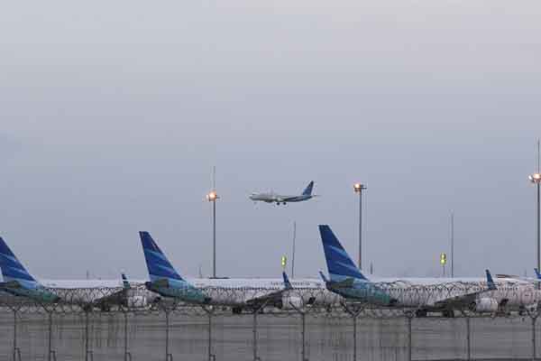Maskapai Garuda Indonesia bersiap mendarat di Bandara Soekarno-Hatta, Tangerang, Banten, Kamis (23/1)
