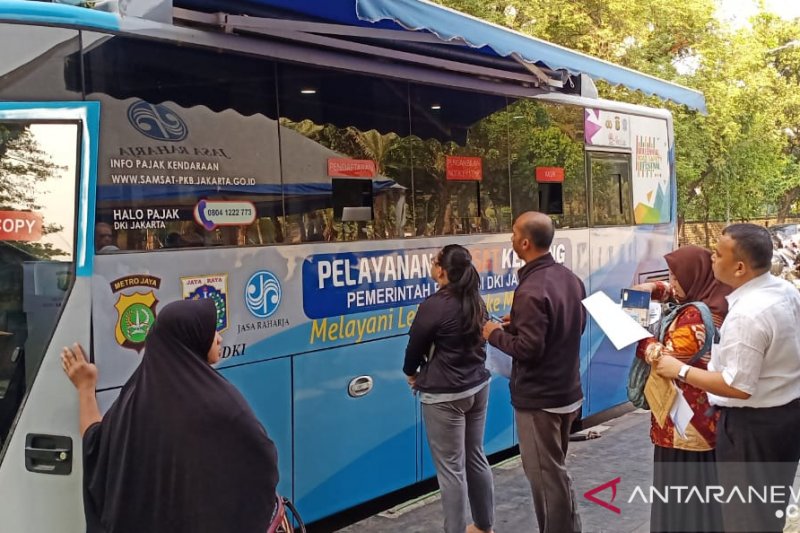 Warga mengantre pada layanan samsat keliling