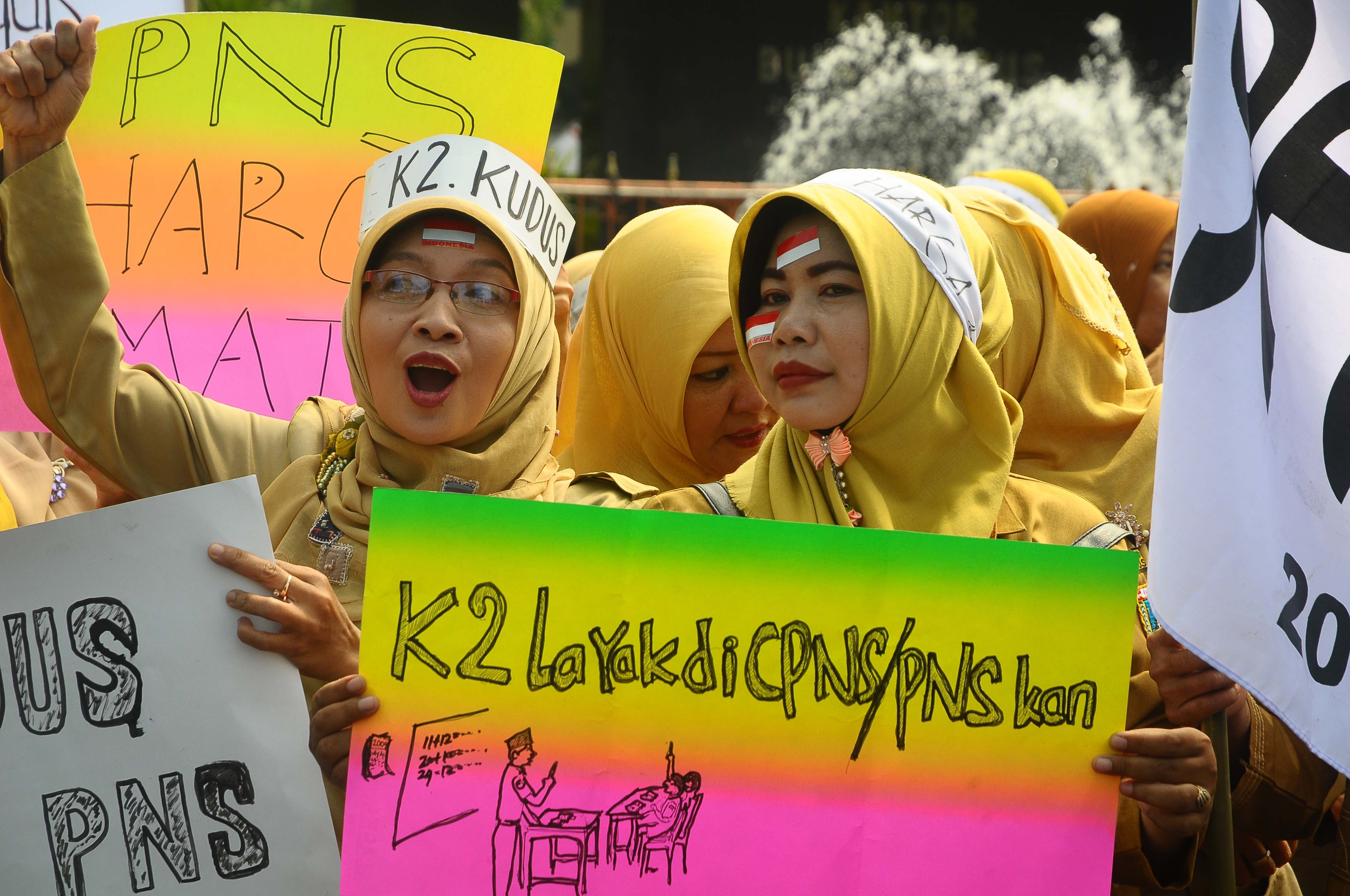 Sejumlah guru honorer yang tergabung dalam Forum Komunikasi Honorer K2 (FKH-K2) berunjuk rasa.