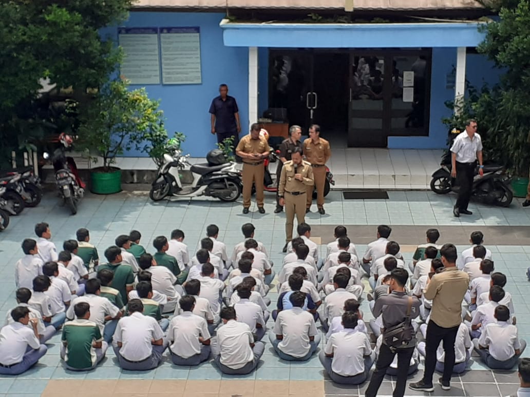 Kapolres Bogor Kota Kombes Hendri Fiuser dan Wali Kota Bogor Bima Arya memberi nasehat kepada pelajar. 