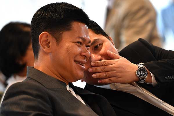 Raja Sapta Oktohari (kiri) sedang berbincang dengan Menteri BUMN Erick Thohir 