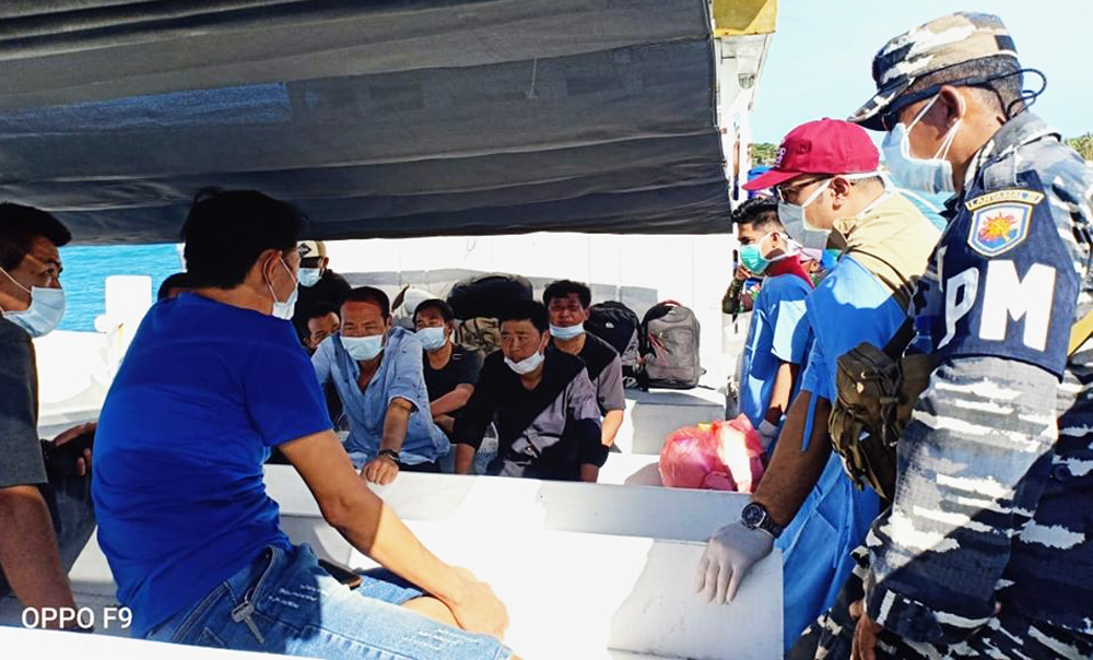 Enam WNA asal Tiongkok menjalani pemeriksaan oleh aparat keamanan dan tim medis di kapal di perarain Piakakoli, Desa Faifua, Rote Timur, NTT