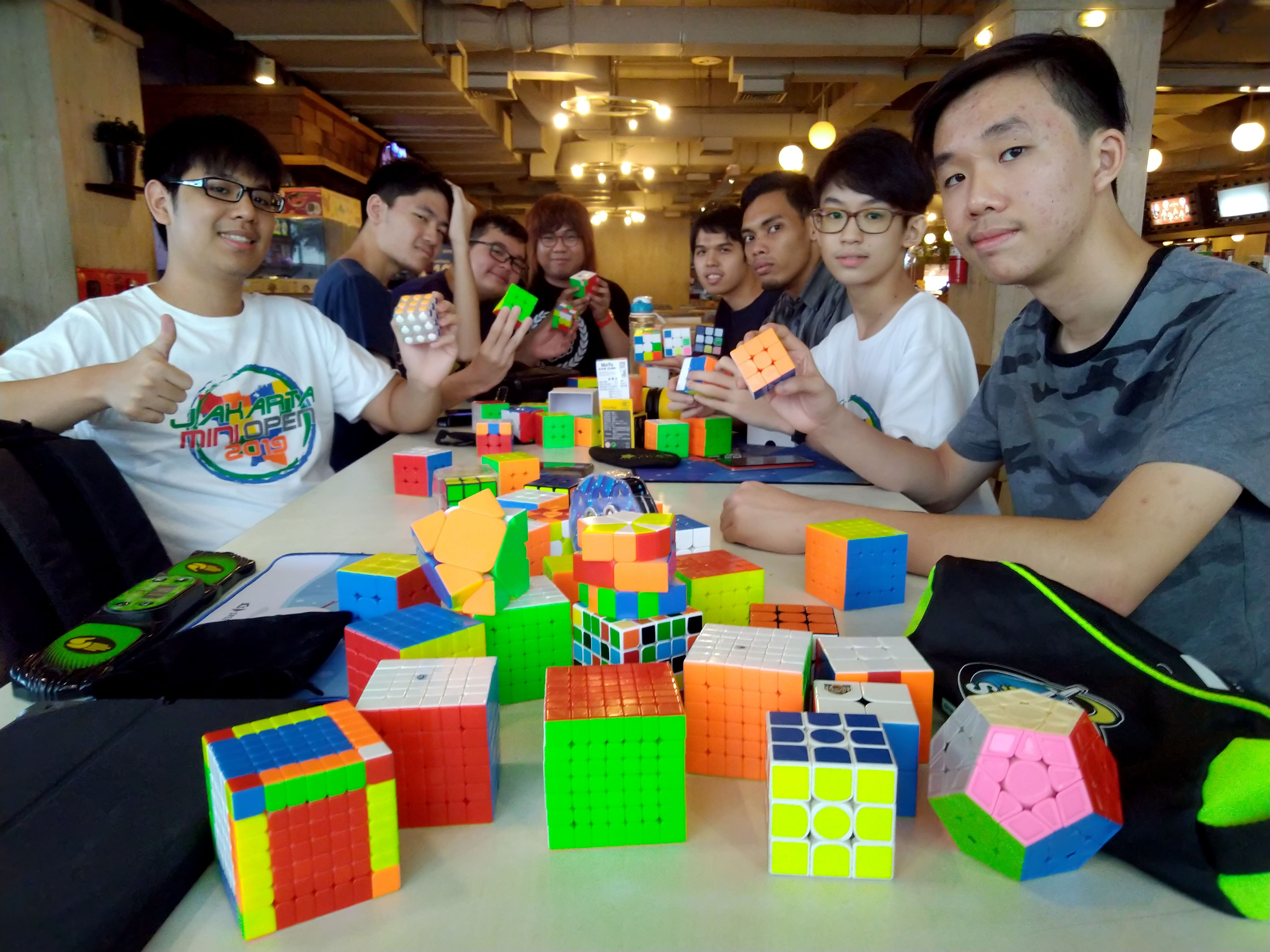 Acara kumpul rutin komunitas Nusantara Speedcube Association (NSA) di Central Park Mall, Jakarta, Sabtu (4/1).