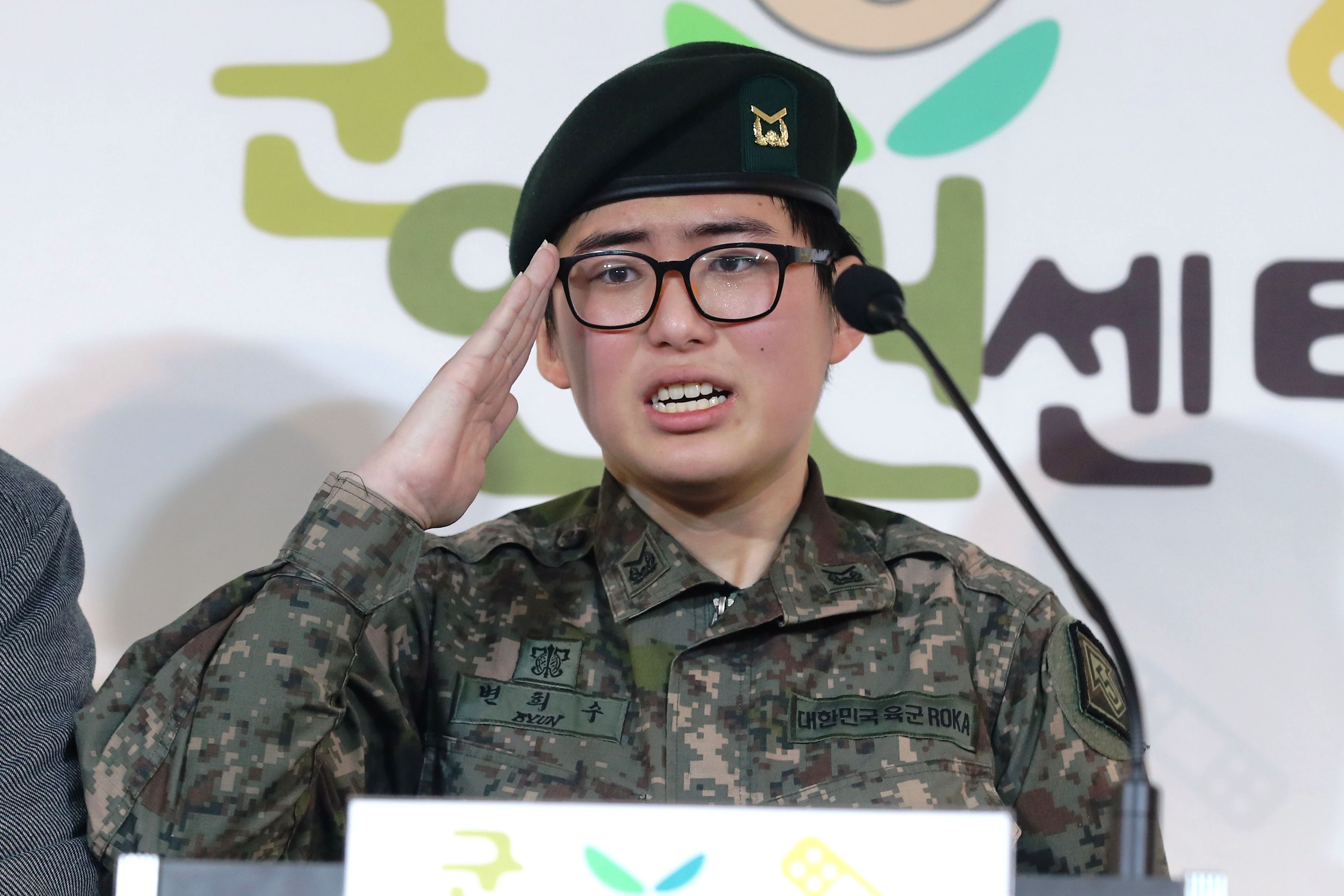 Sertu Byun Hee-soo, yang mengganti kelaminnya memohon untuk tetap bisa melayani di Korps Wanita di Militer Korsel.