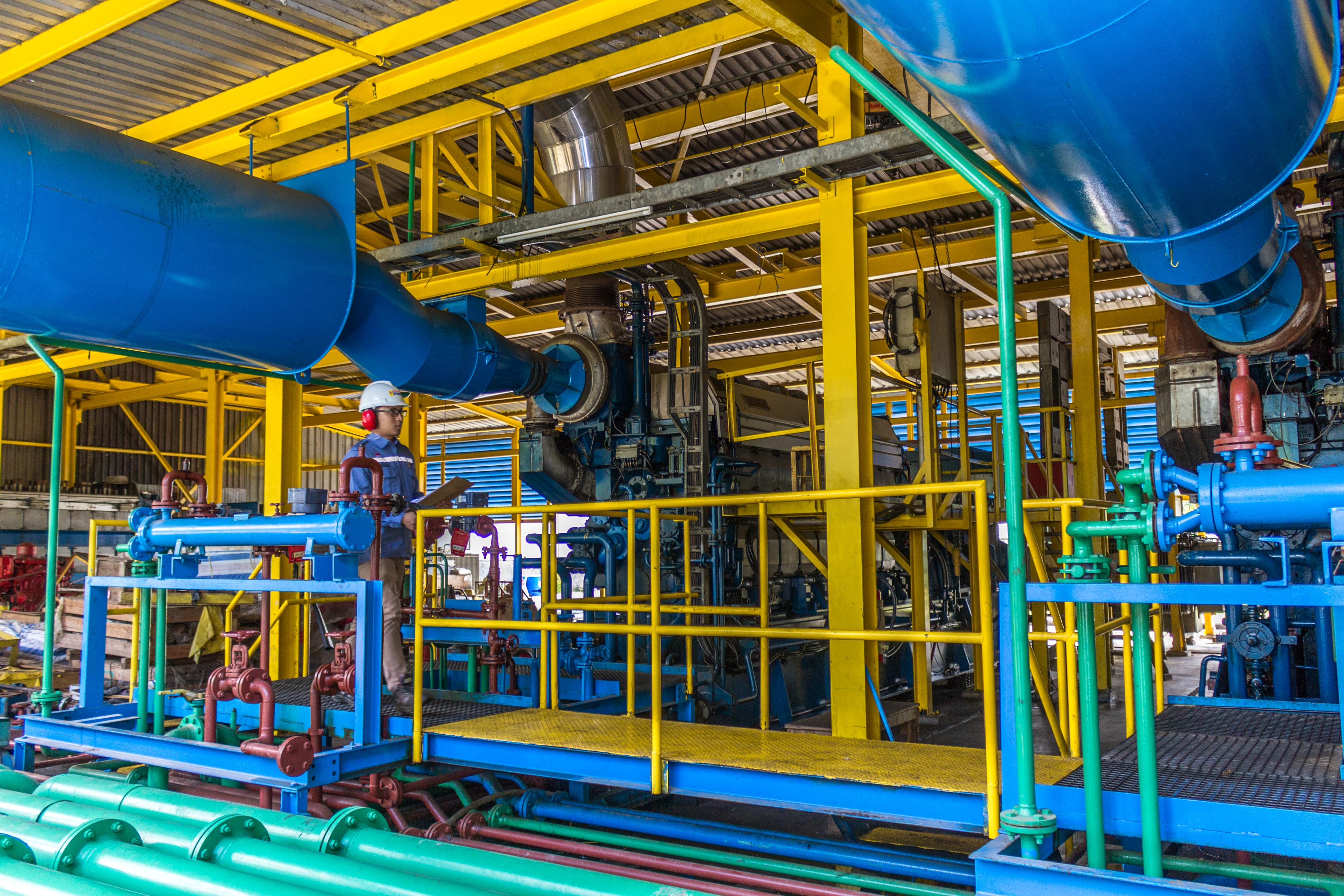 Petugas memeriksa rangkaian mesin Pembangkit Listrik Tenaga Disel (PLTD) Legon Bajak, Karimunjawa, Jepara, Jawa Tengah,beberapa waktu lalu. 