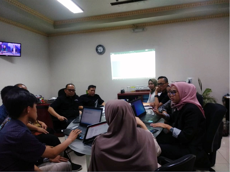 TIM NRC Media Group tengah melakukan proses koding hasil jajak pendapat. 