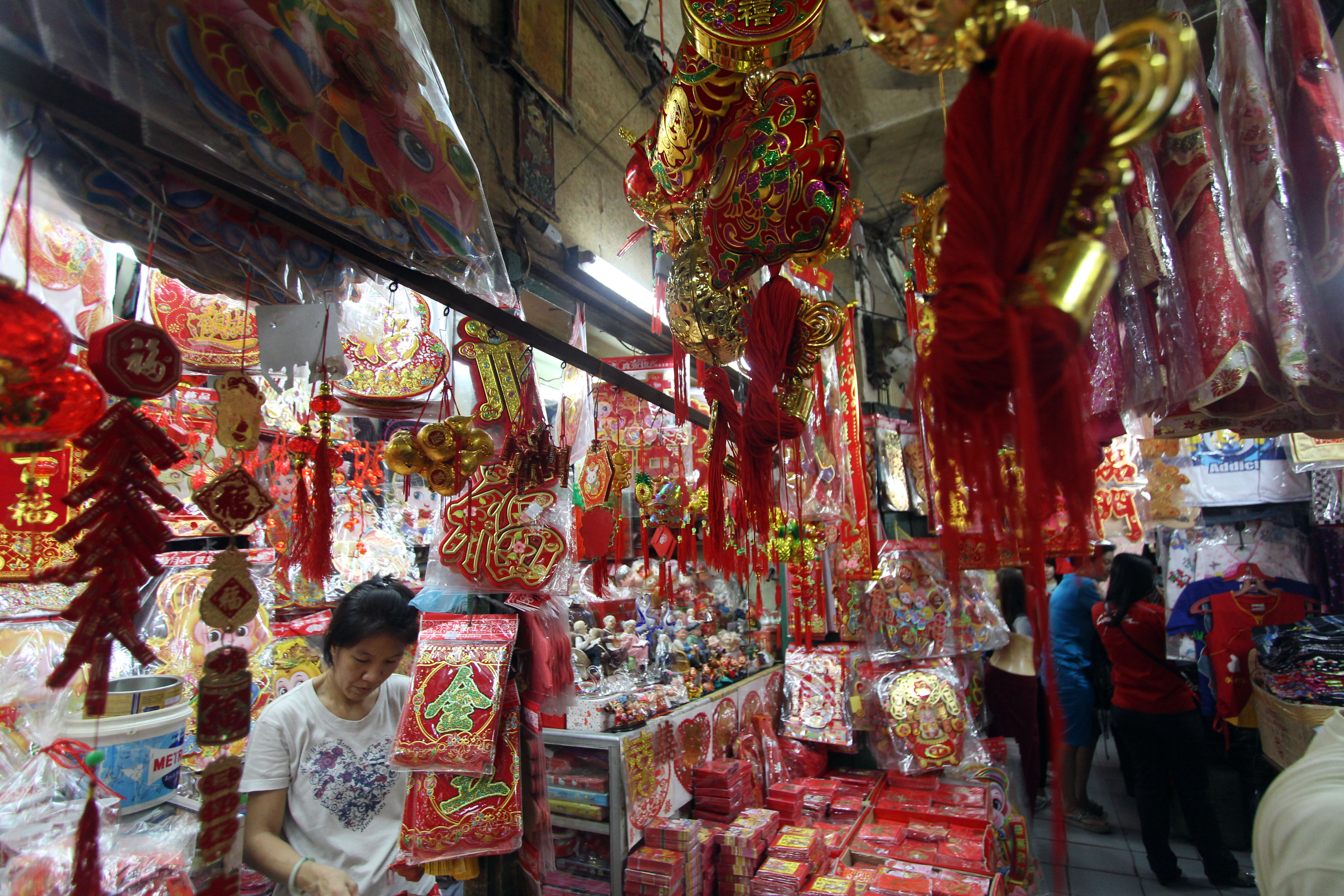 Seorang pedagang menata pernak-pernik perlengkapan untuk keperluan Tahun Baru Imlek 2567 di Pasar Ramai Medan.