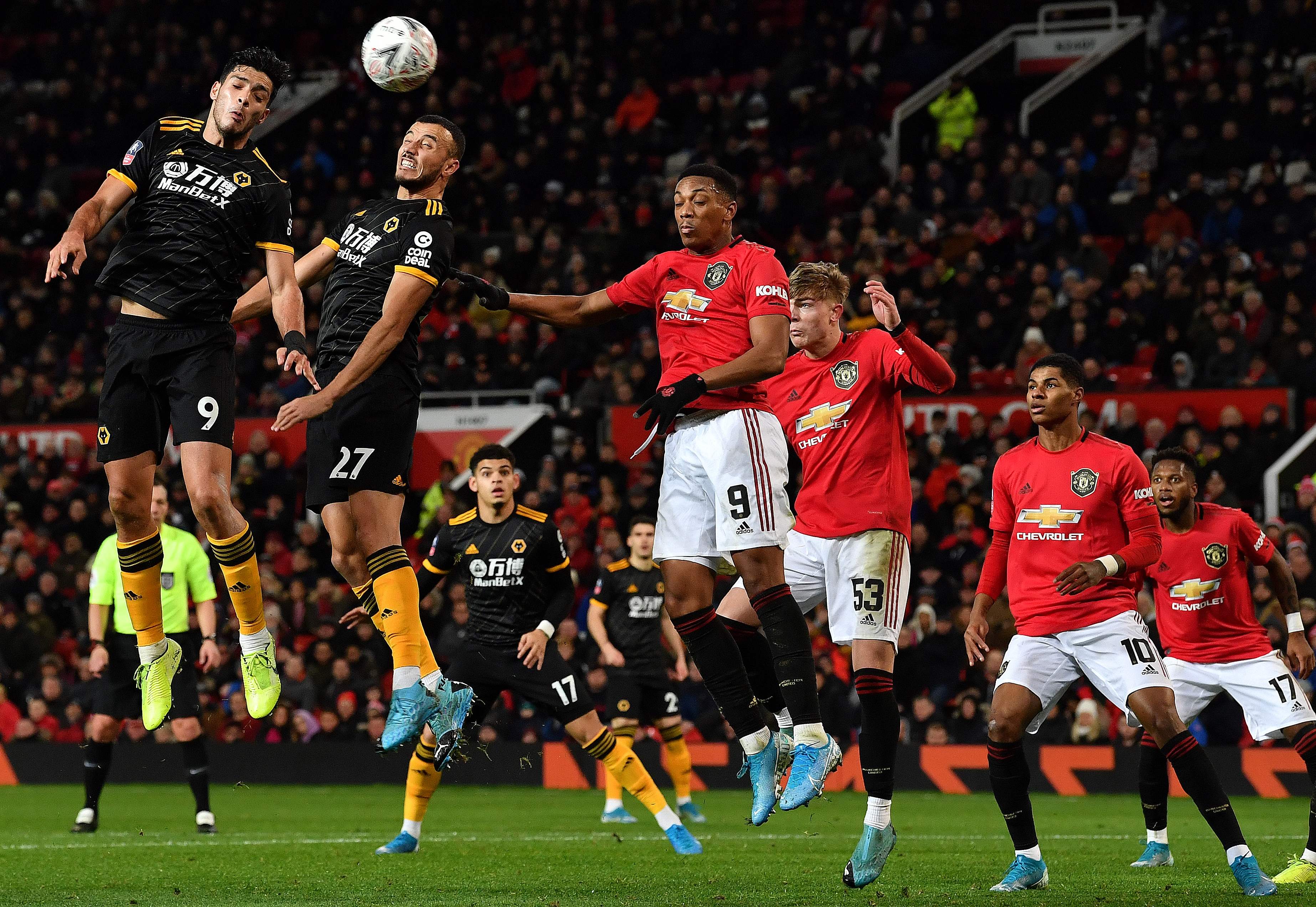 Striker olverhampton Wanderers Meksiko Raul Jimenez (kiri) memimpin bola tetapi gagal mencetak gol  