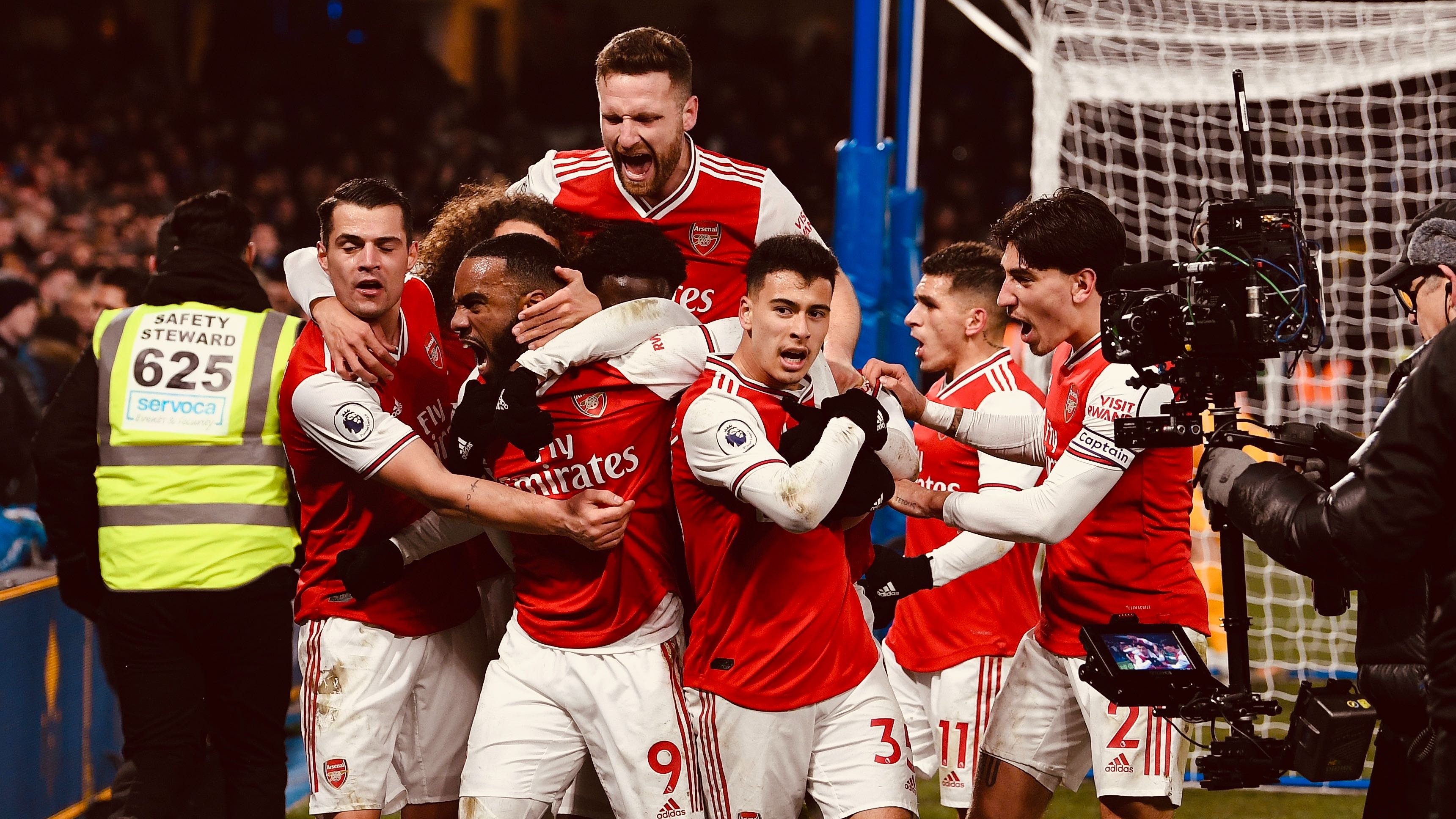 Para pemain Arsenal melakukan selebrasi usai mencetak gol ke gawang Chelsea