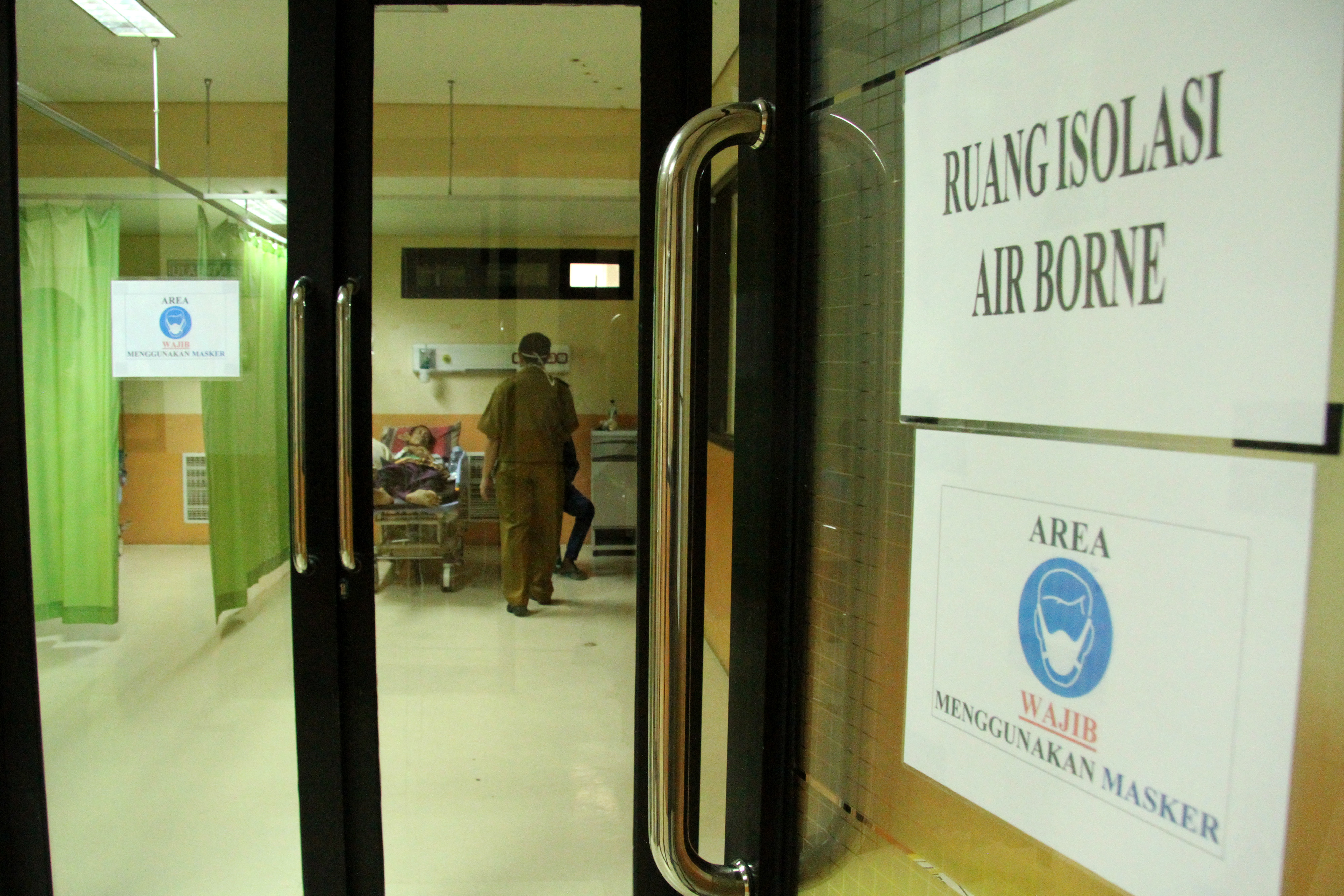 Dua orang diduga terjangkit virus korona kini dirawat di RS Embung Fatimah, Batam. 