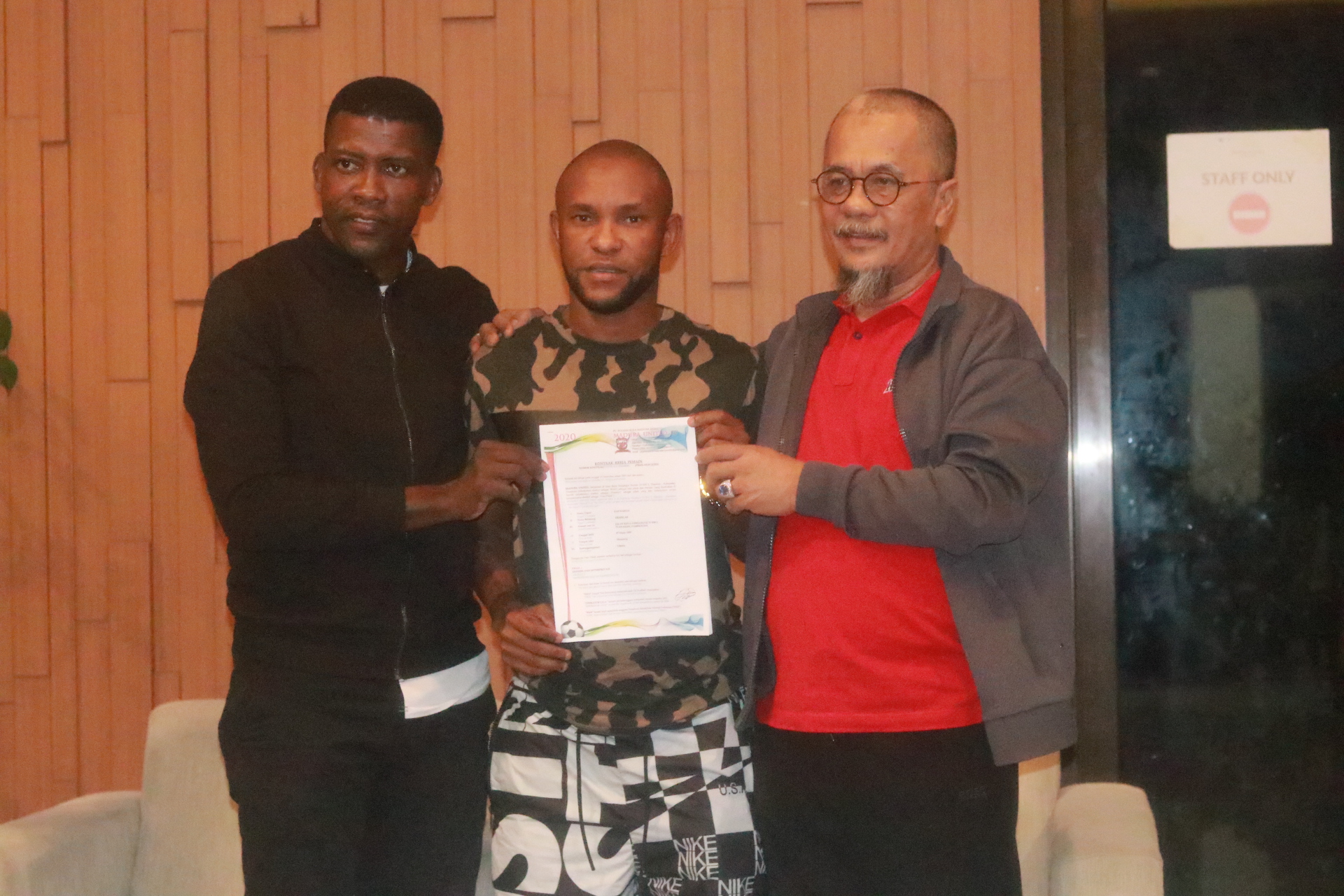 Zahrahan Krangar (tengah), pemain asal Liberia, melakukan perpanjangan kontrak manajemen klub Madura United.  