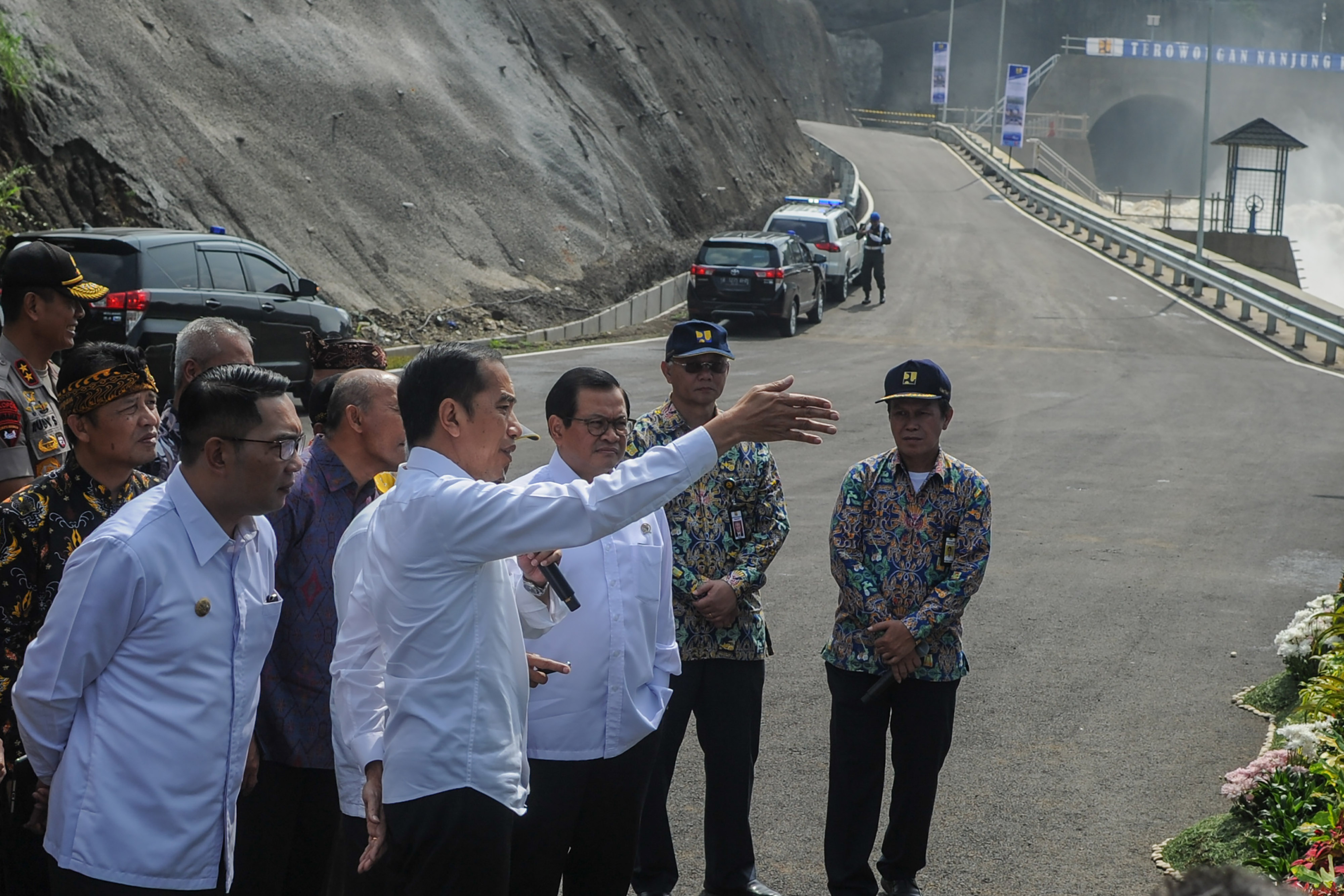 Presiden Joko Widodo memperhatikan papan informasi saat peresmian Terowongan Air Nanjung di Margaasih, Kabupaten Bandung, Jawa Barat.
