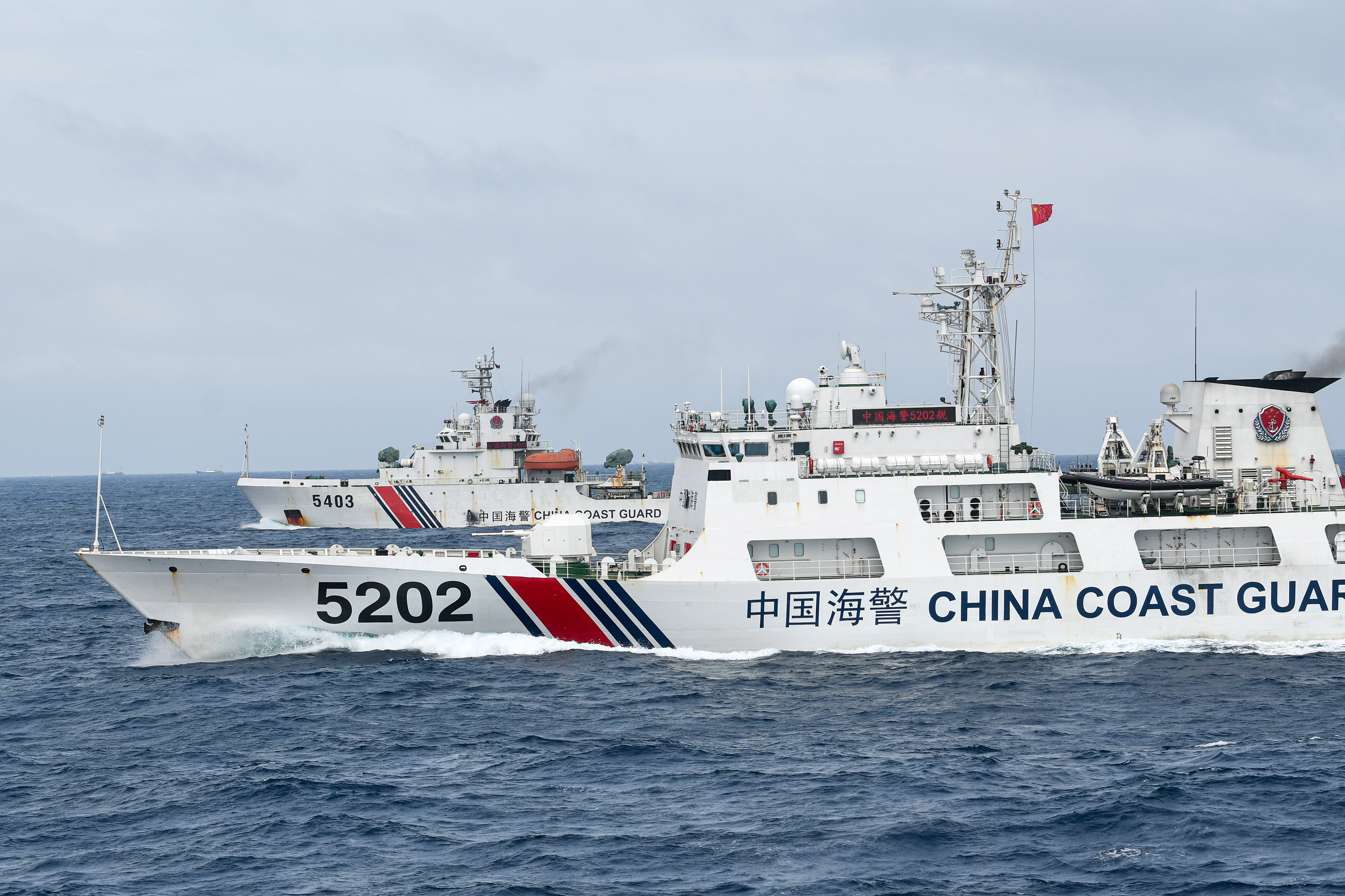  Kapal Coast Guard China-5202 dan Coast Guard China-5403 membayangi KRI Usman Harun-359 saat melaksanakan patroli