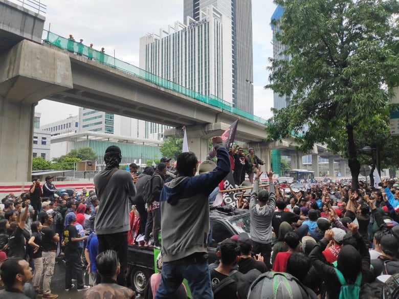 Warga Tanjung Priok, Jakarta Utara, berunjuk rasa di depan Kantor Kementerian Hukum dan HAM, Kuningan, Jakarta Selatan