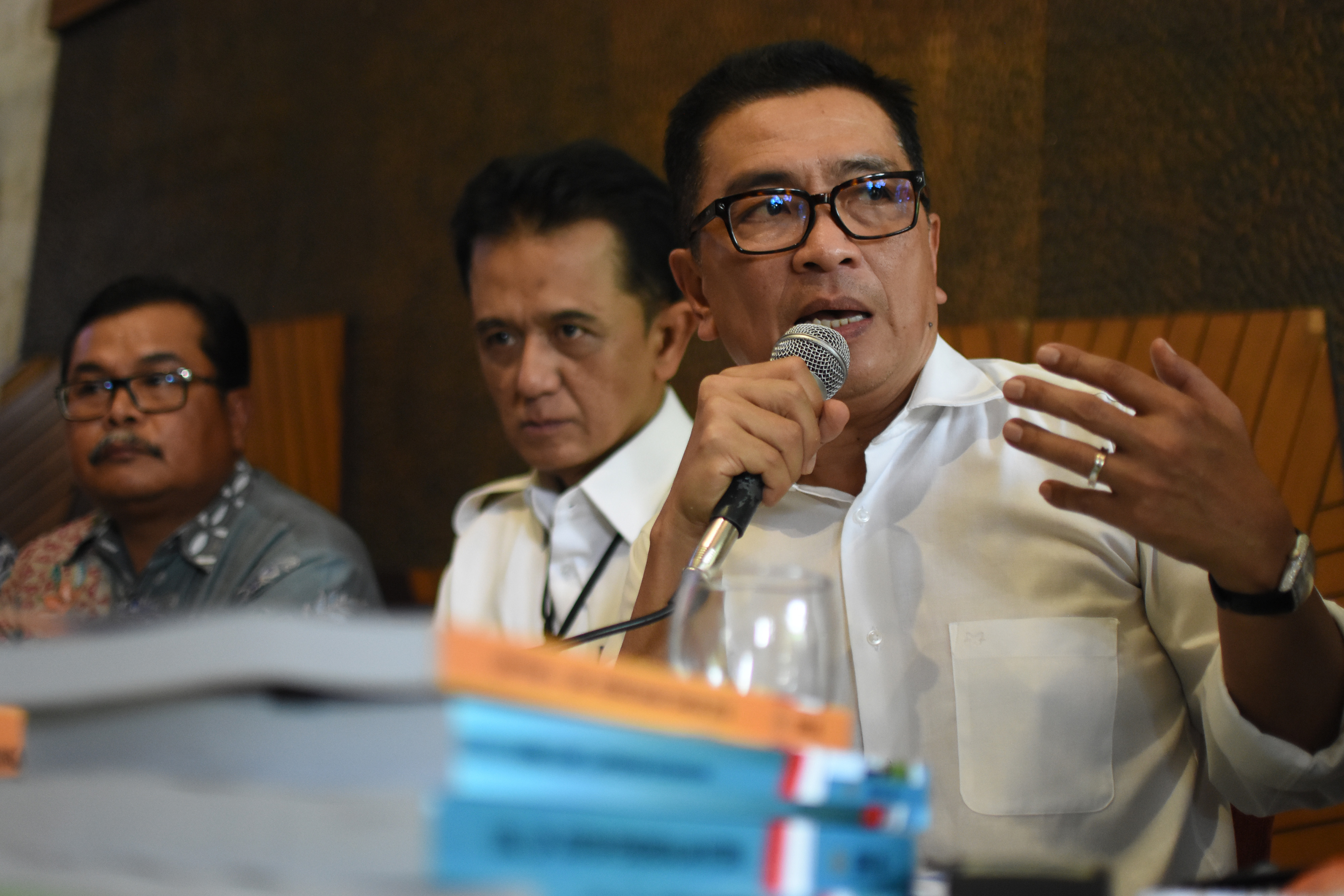 Direktur Utama LPP TVRI nonaktif Helmy Yahya (kanan) didampingi kuasa hukum Chandra Hamzah (tengah)