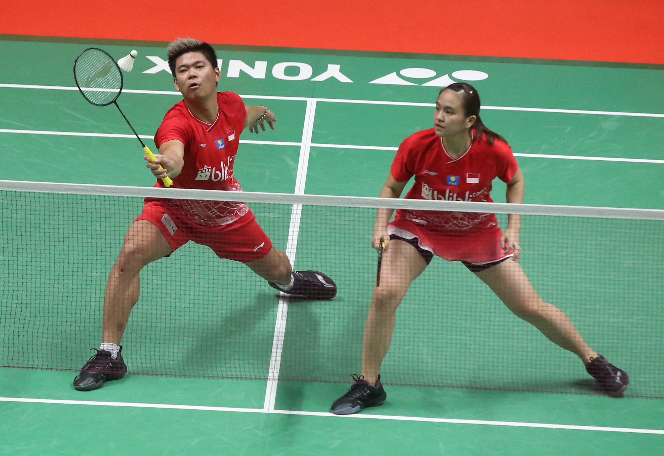 Ganda campuran Indonesia Praveen Jordan/Melati Daeva berusaha mengembalikan kok ke arah ganda campuran Perancis Thom Gicquel/Delphine Delru.