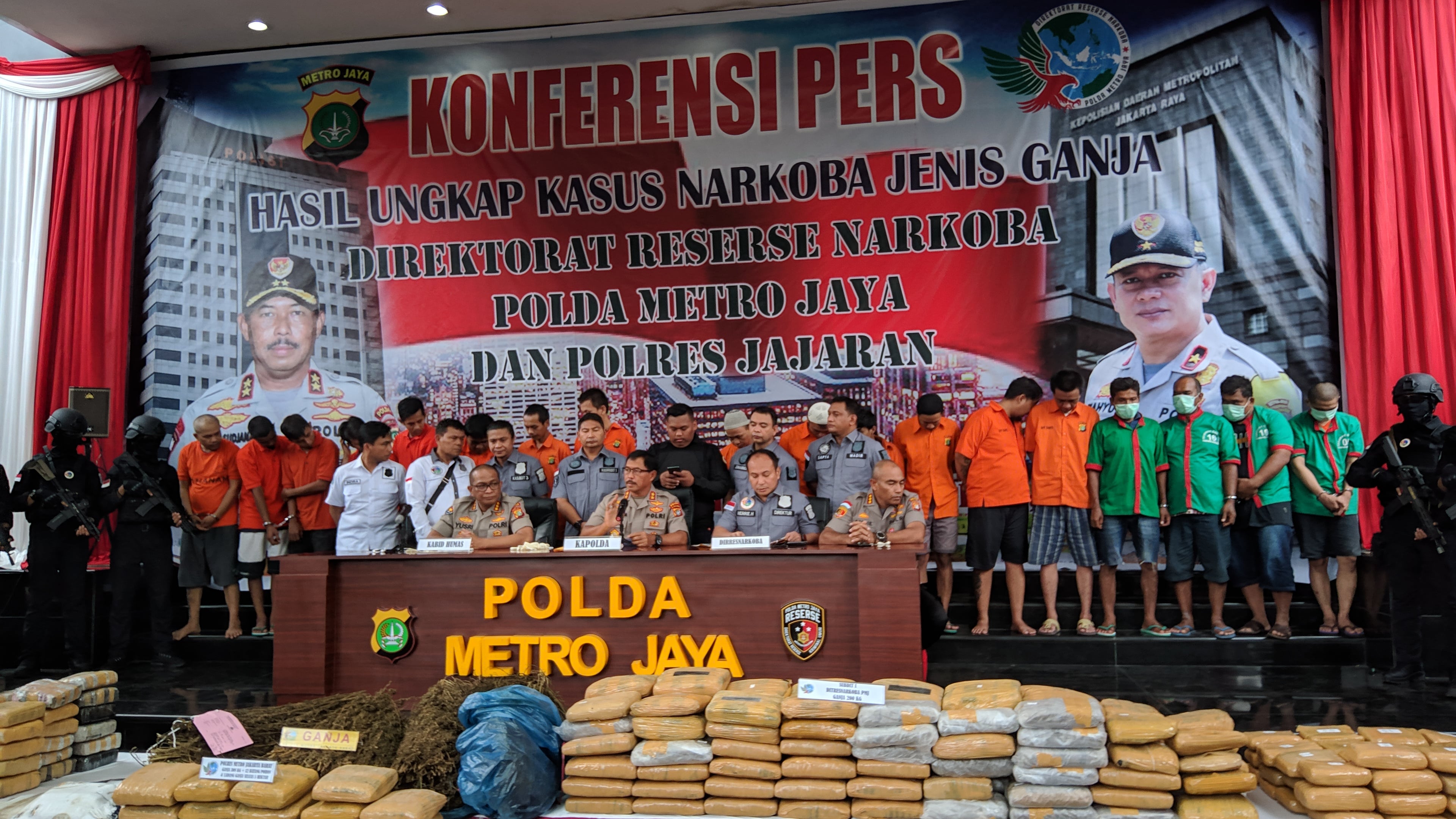 Kapolda Metro Jaya Irjen Nana Sudjana (tengah) bersama jajaran menggelar jumpa pers mengenai penyitaan ganja seberat 1,3 ton. 