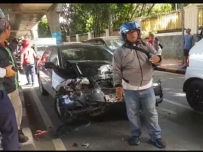 Kecelakan beruntun, Minggu  (12/1) sekitar pukul 08.15 WIB di Jl. Raya Antasari.