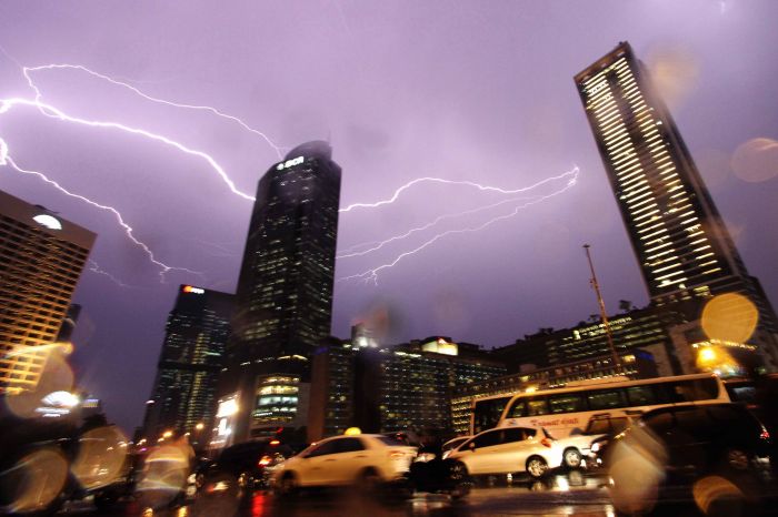 Siang Ini, Jakarta Diperkirakan Hujan Angin