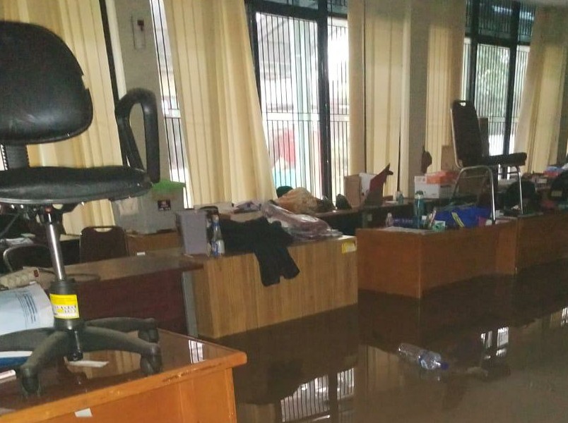 Kantor Disdukcasip Kota Bekasi, Jalan Ir Juanda masih terendam banjir setinggi satu meter, Kamis (2/1) pagi.