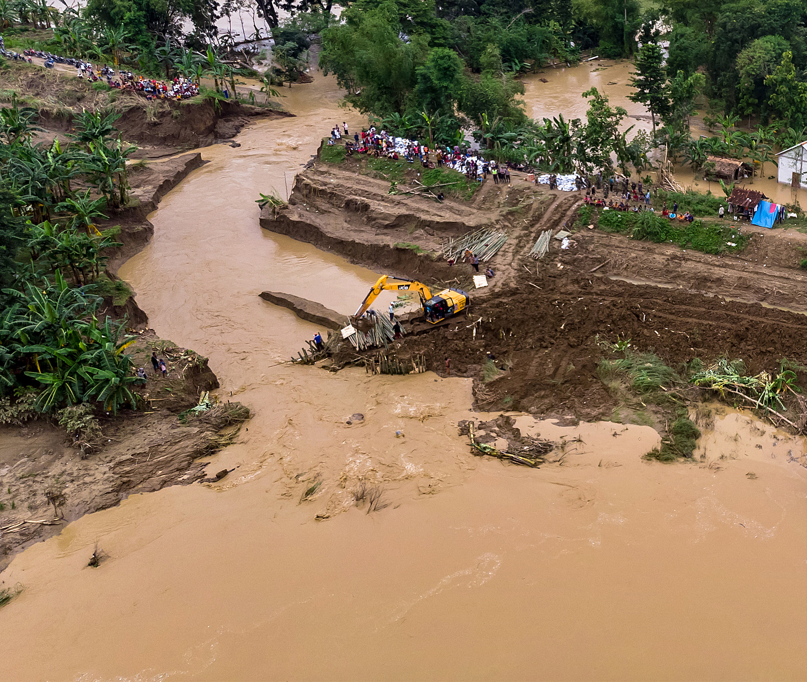 Sejumlah alat berat beroperasi untuk memperbaiki tanggul Sungai Tuntang yang jebol di Desa Trimulyo, Guntur, Kabupaten Demak