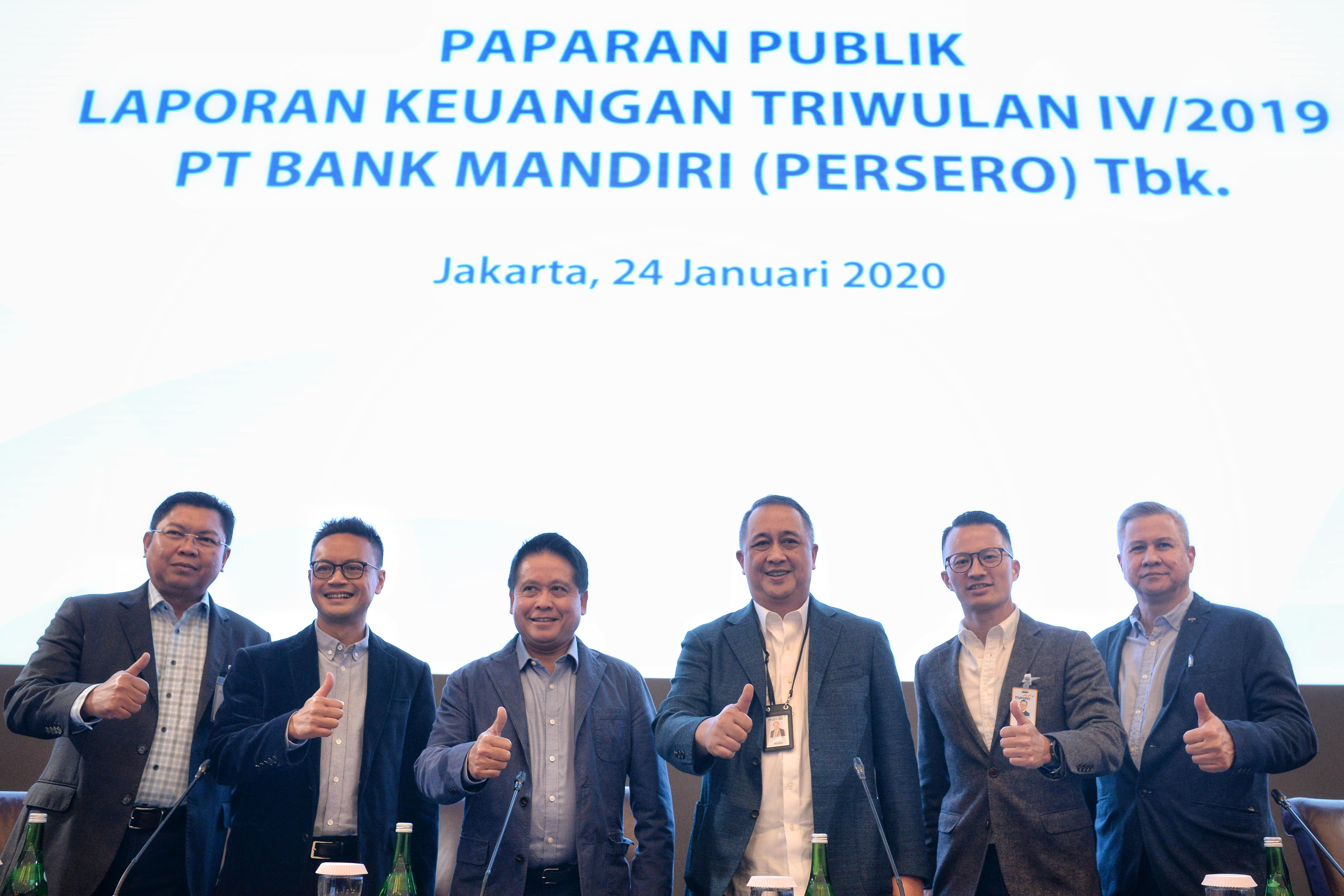 Jajaran direksi dan corporate secretary Bank Mandiri bersama saat penyampaian paparan kinerja Bank Mandiri triwulan IV-2019, Jumat (24/1)