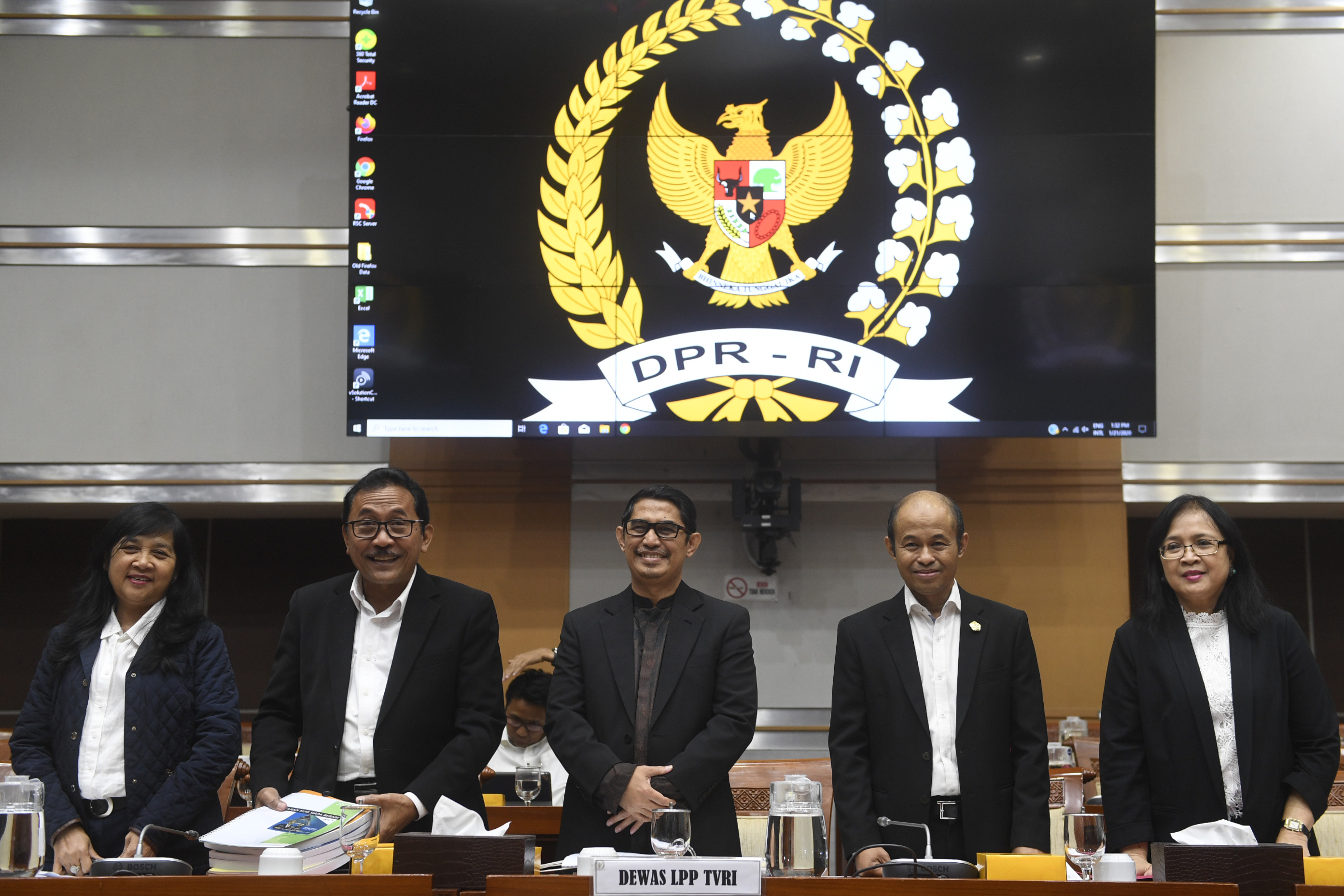  Dewan Pengawas Lembaga Penyiaran Publik TVRI dalam rapat dengar pendapat dengan Komisi I DPR di Kompleks Parlemen Senayan.