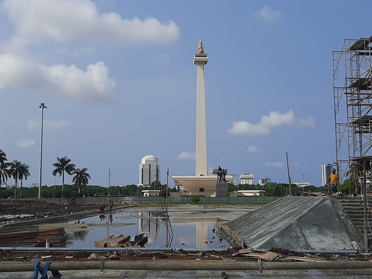 Sejumlah pekerja proyek revitalisasi lapangan Monas.