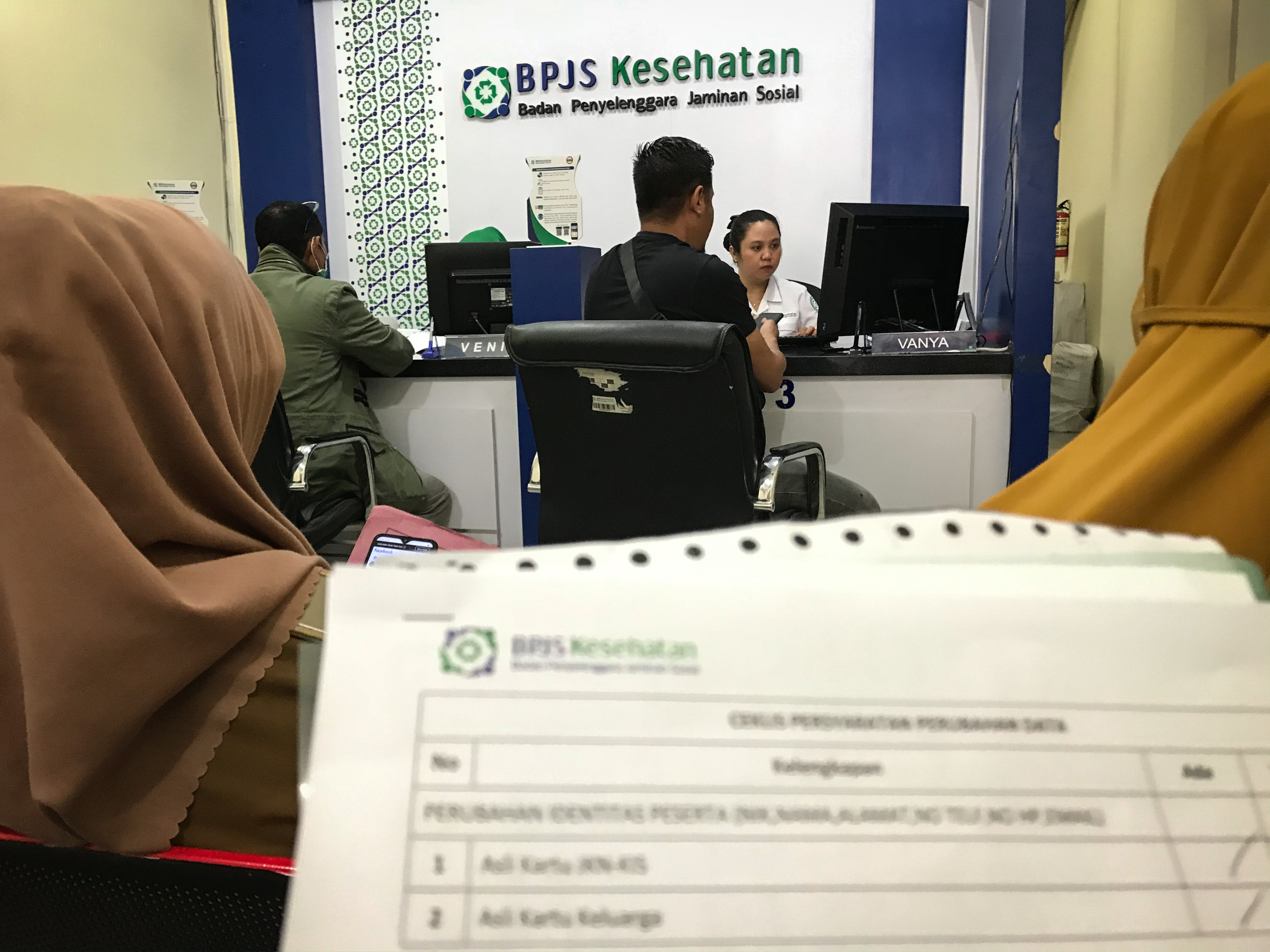  Sejumlah warga mengantre untuk dilayani di kantor BPJS Kesehatan cabang Palu