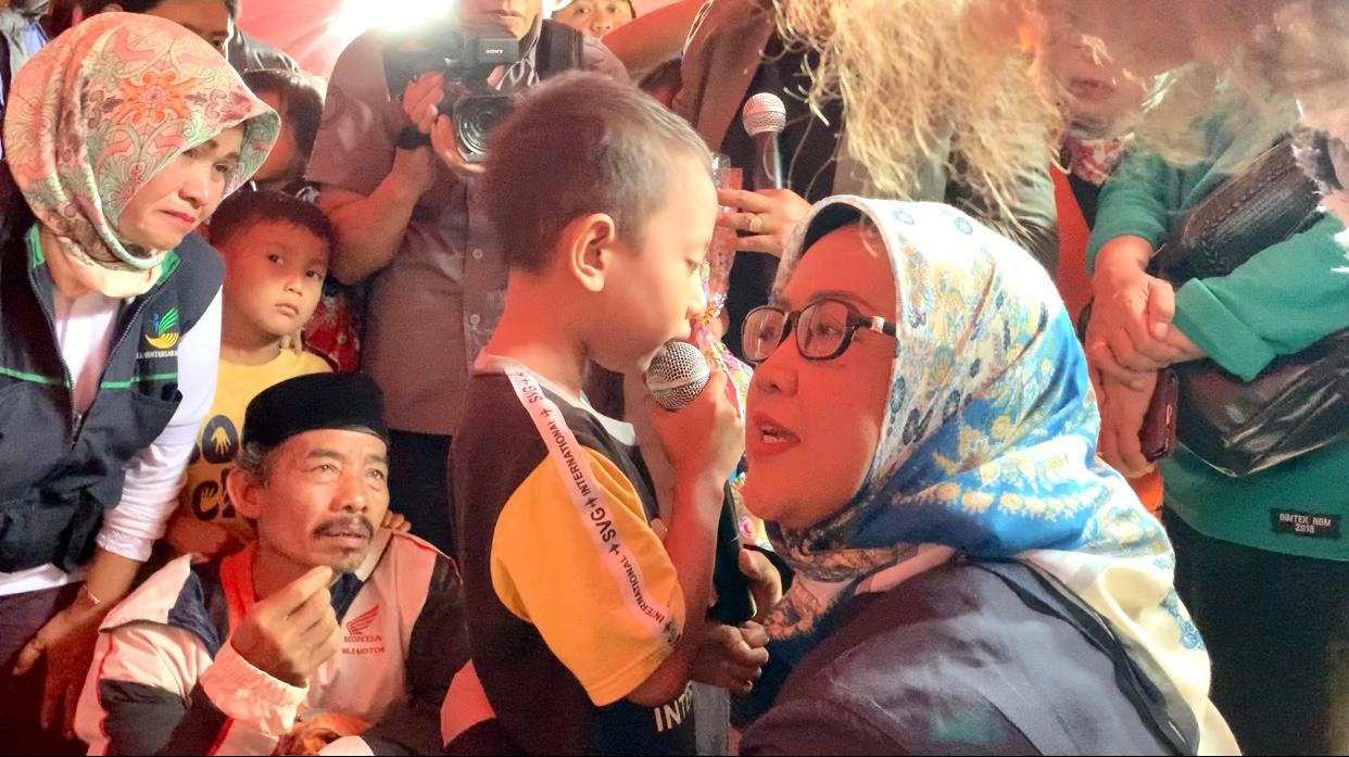 Bupati Bogor Ade Yasin berdialog dan menghibur para pengungsi di Kecamatan Sukajaya, Bogor. 