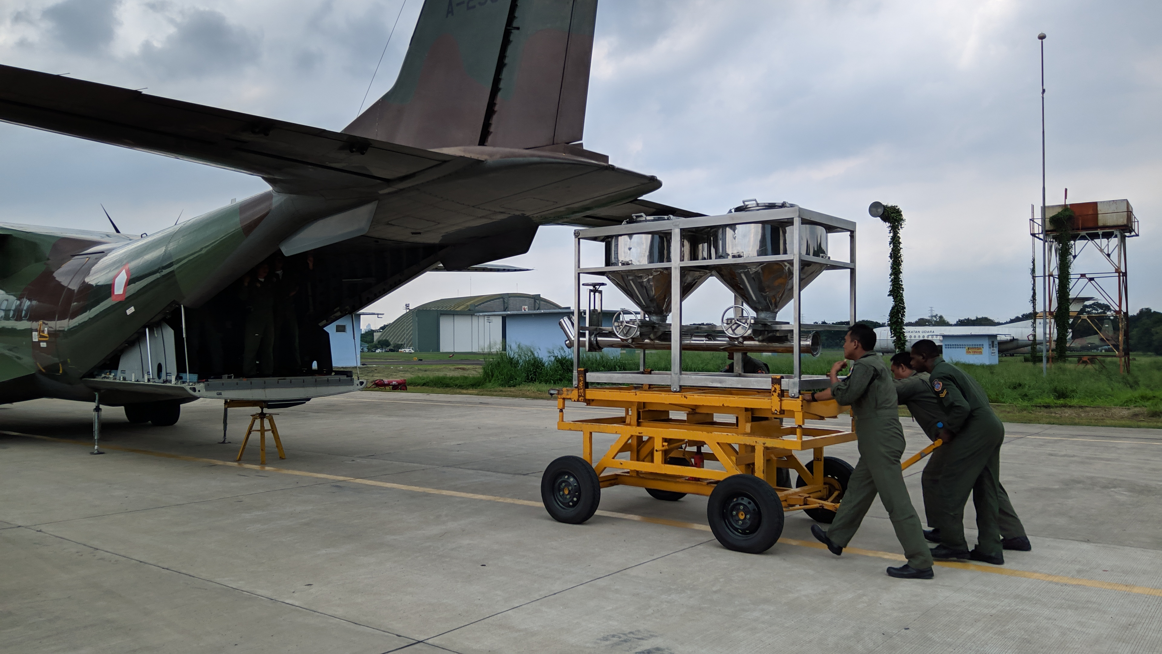 Proses memasukan garam (NaCl) ke dalam pesawan CN 295 untuk modifikasi cuaca di Pangkalan Udara TNI AU Halim Perdanakusuma, Selasa (7/1).