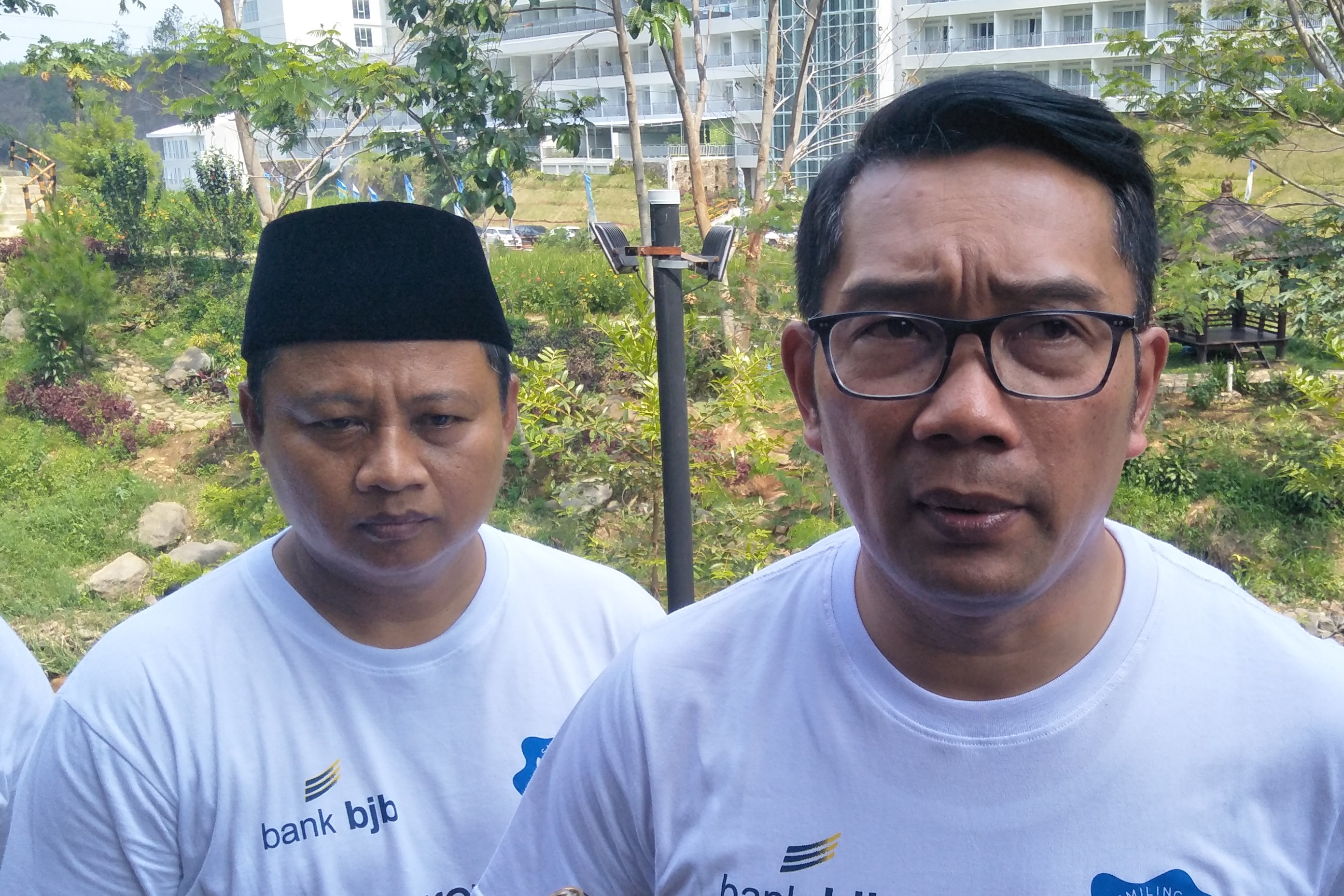 Gubernur Jawa Barat Ridwan Kamil atau Emil (kanan)