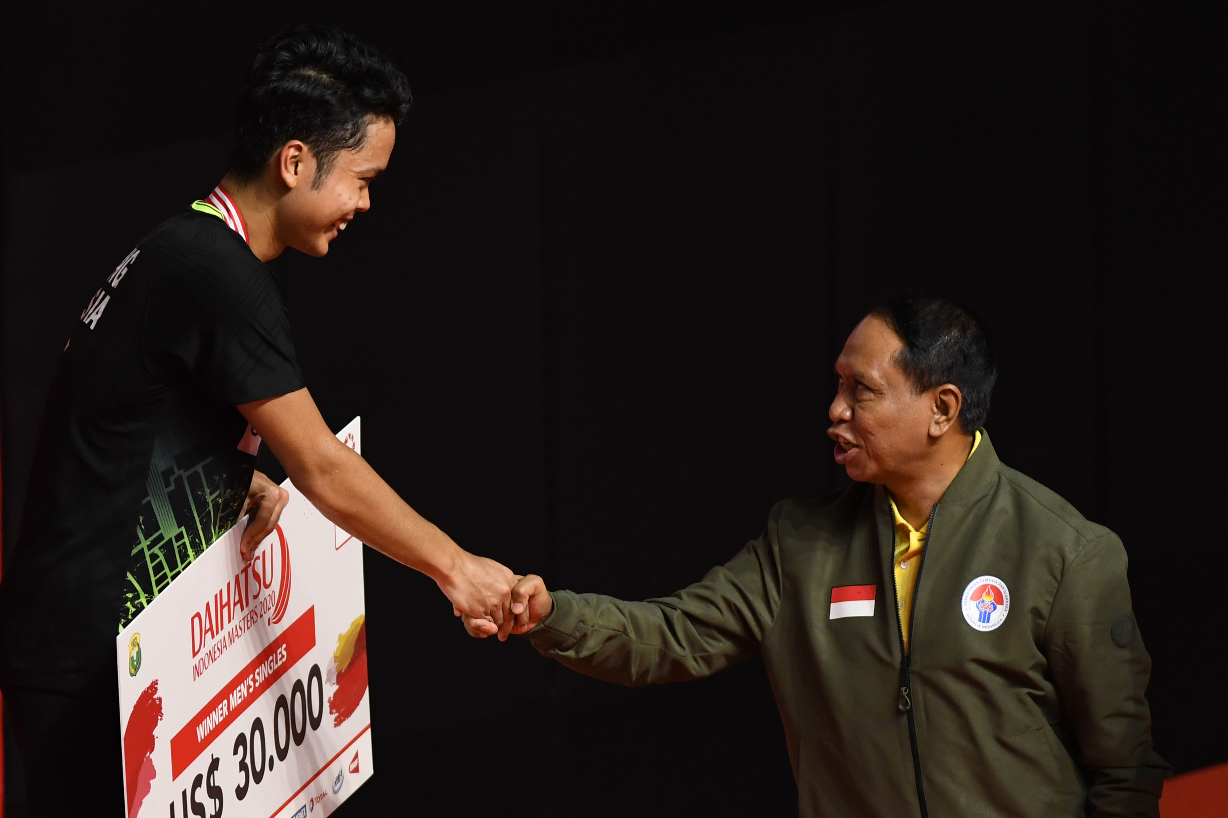  Pebulu tangkis Indonesia Anthony Sinisuka Ginting bersalaman dengan Menteri Pemuda dan Olahraga Zainudin Amali dalam Indonesia Masters.