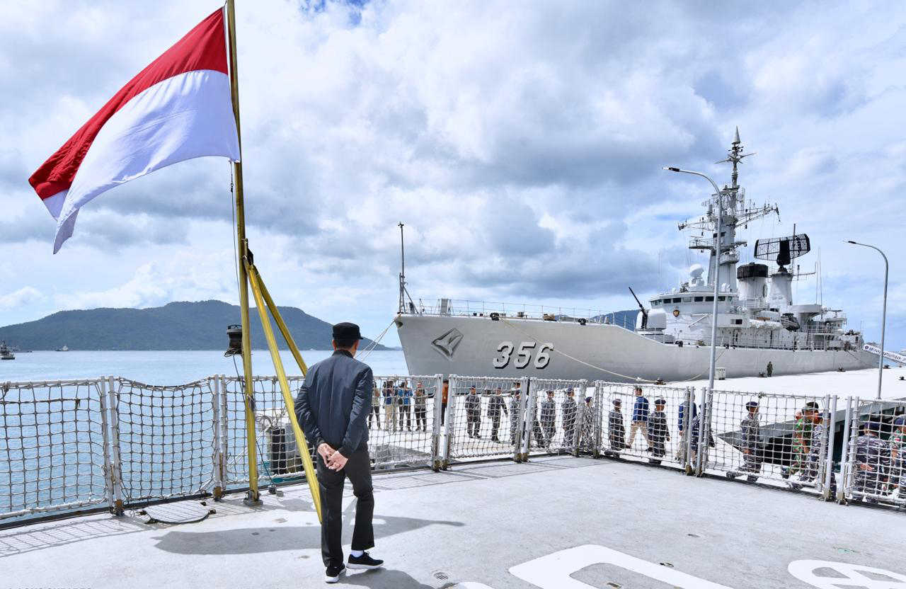  Presiden Joko Widodo di atas KRI Usman Harun di Puslabuh TNI-AL di Selat Lampa, Natuna, Kepulauan Riau, Kamis (9/1).