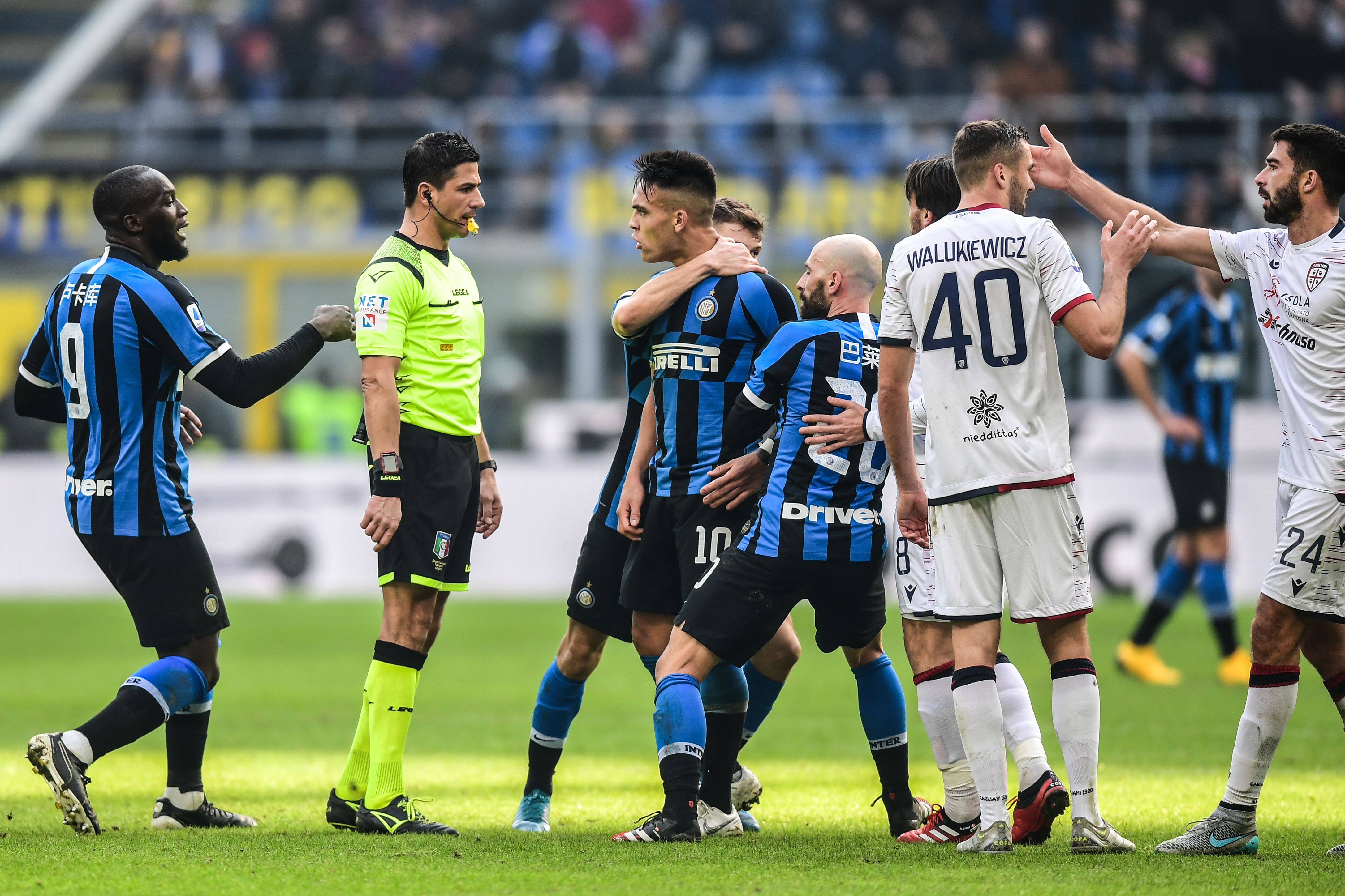 Penyerang Inter Milan Lautaro Martinez (tengah) harus ditahan rekannya saat bereaksi setelah diganjar kartu merah oleh wasit.