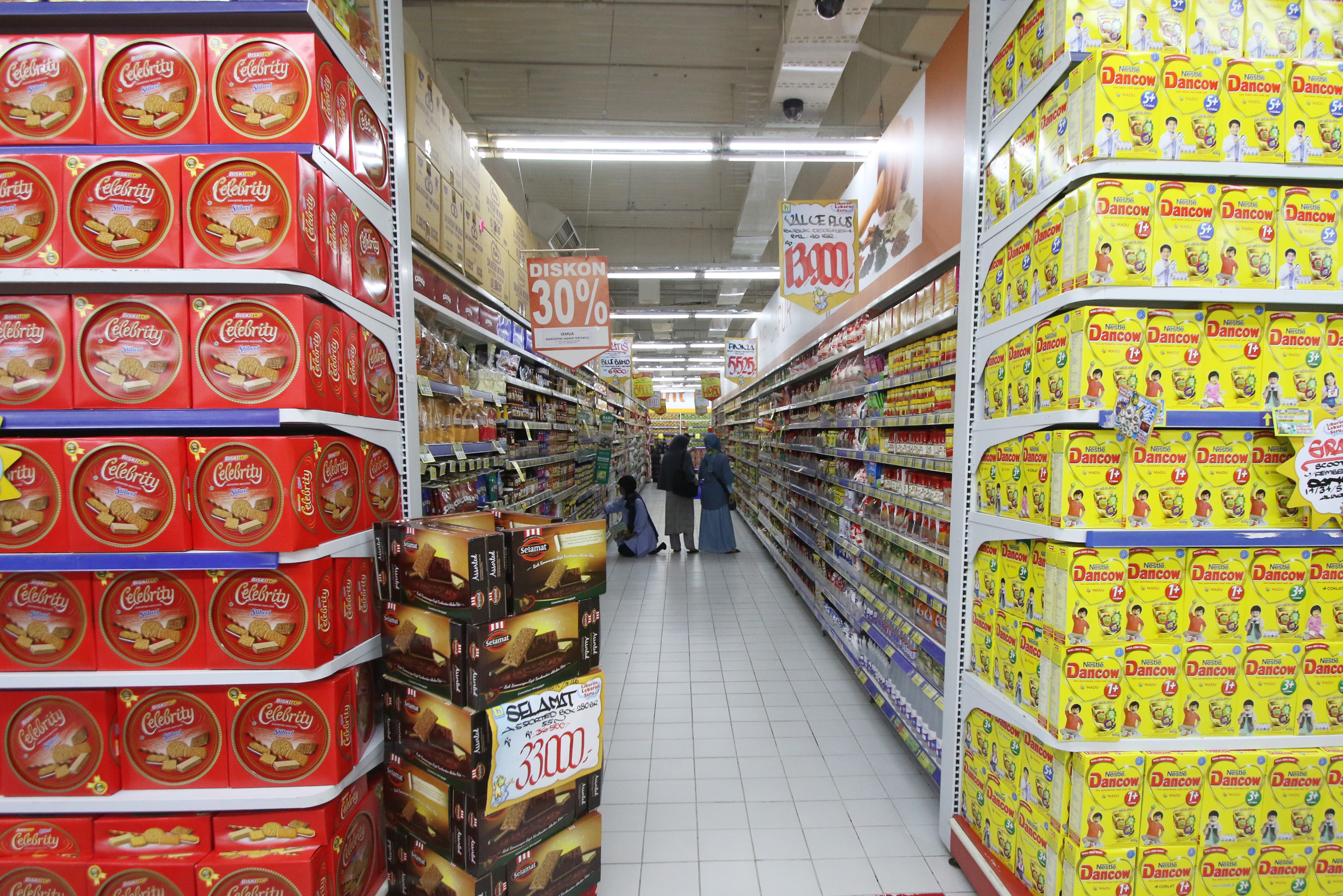 Pembeli memilih makanan dan minuman di salah satu supermarket di Jakarta, beberapa waktu lalu. Pemerintah memacu pertumbuhan isektor ini. 