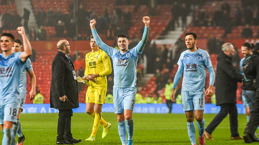 Para pemain Burnley merayakan kemenangan mereka atas Manchester United di Old Trafford