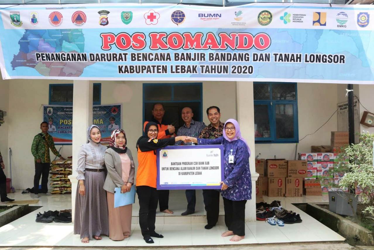   Direktur Keuangan & Manajemen Risiko bank bjb menyerahkan bantuan CSR kepada Bupati Lebak Iti Octavia Jayabaya.