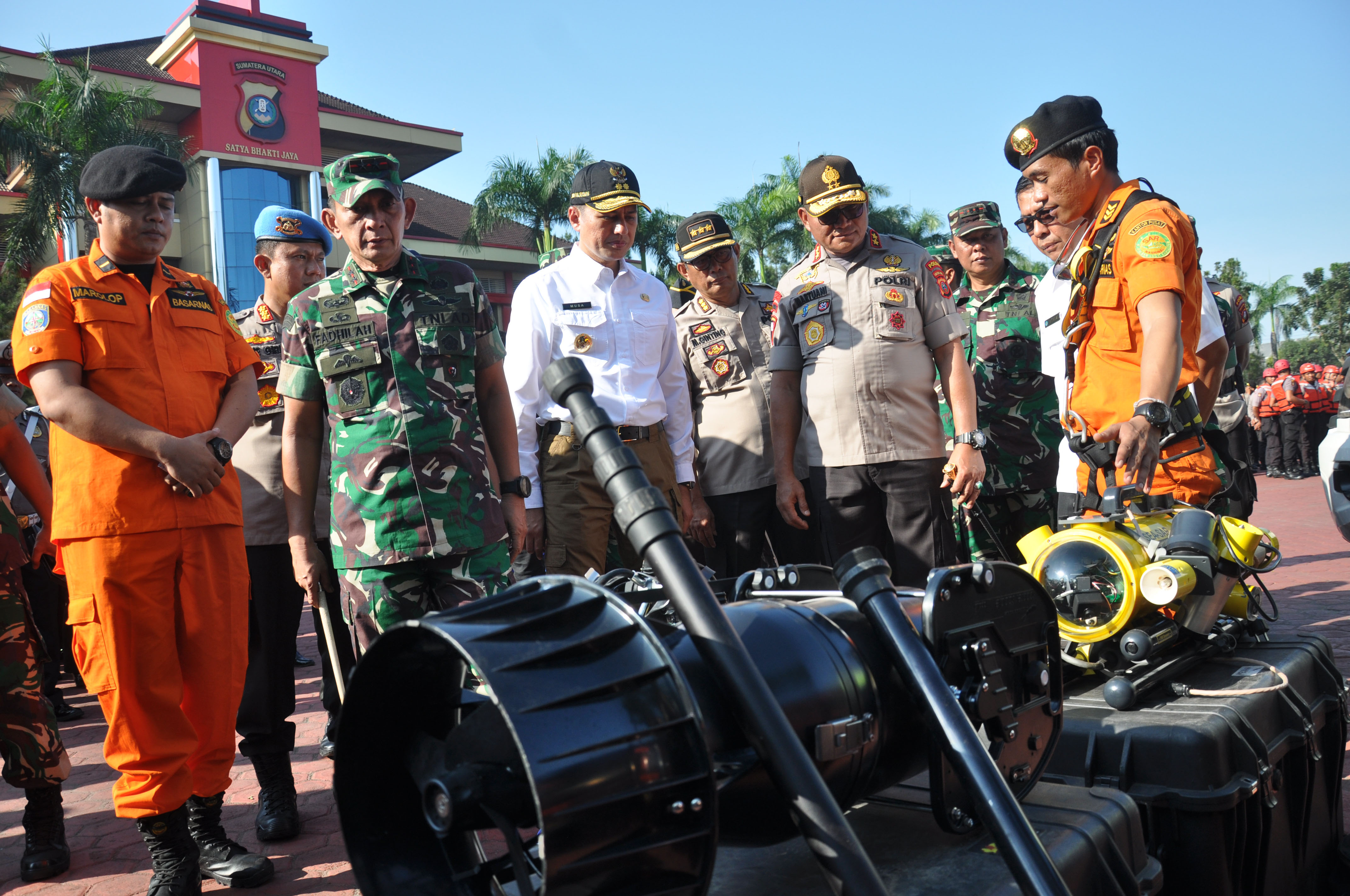  Pangdam I Bukit Barisan Mayjen TNI MS Fadhilah (kiri kedua) meninjau peralatan ketika menggelar Apel Kesiapan Penanggulangan Bencana.