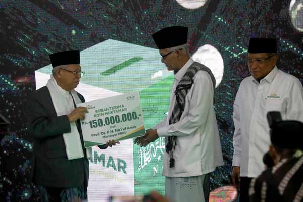  Wakil Presiden Ma'ruf Amin (kiri) saat peringatan hari lahir ke-94 Nahdlatul Ulama (NU) di kantor PBNU Jakarta, Jumat (31/1).